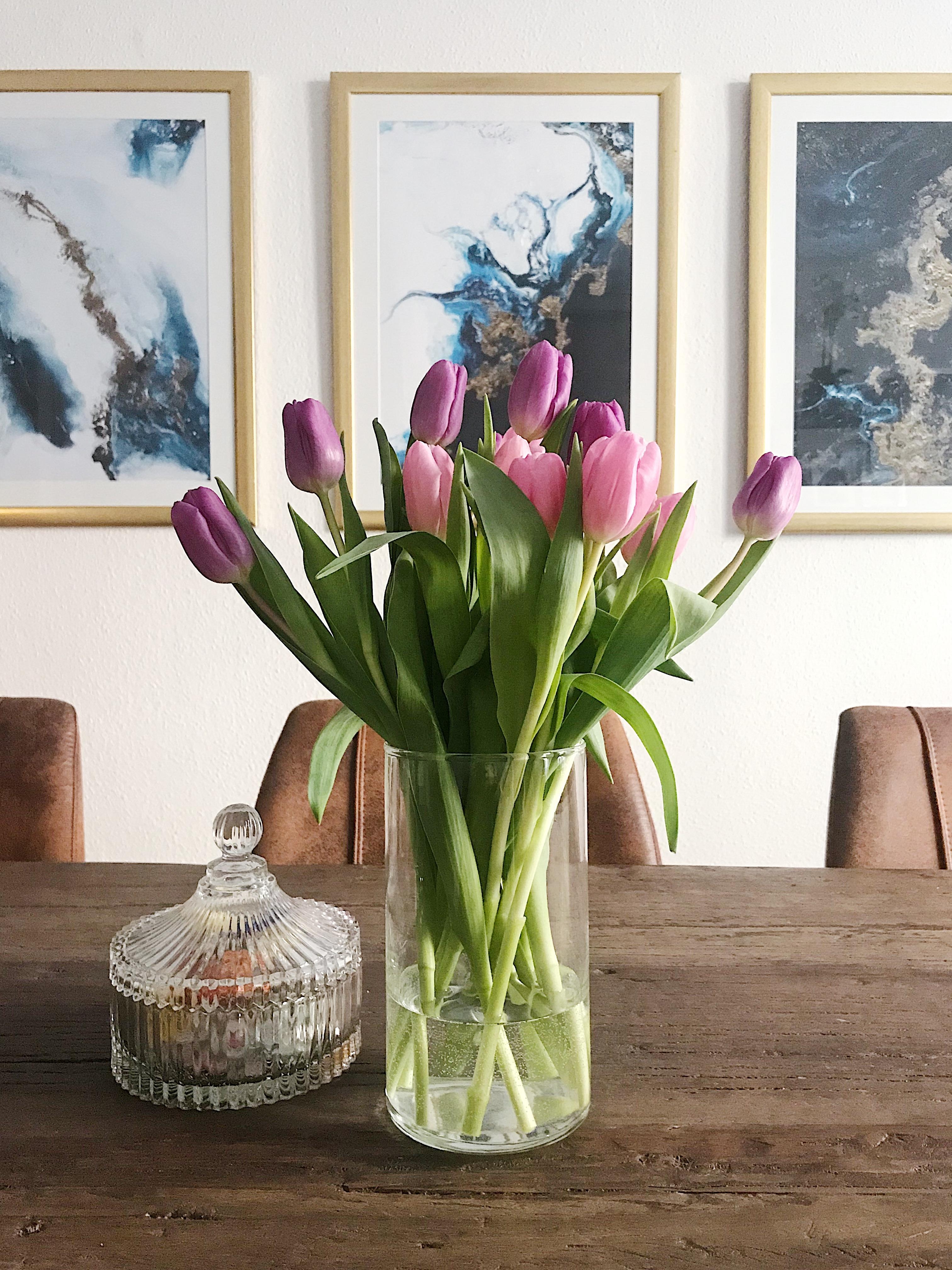 Den Frühling reinlassen. #blumenliebe #tulpen #frühlingsdeko #esszimmer