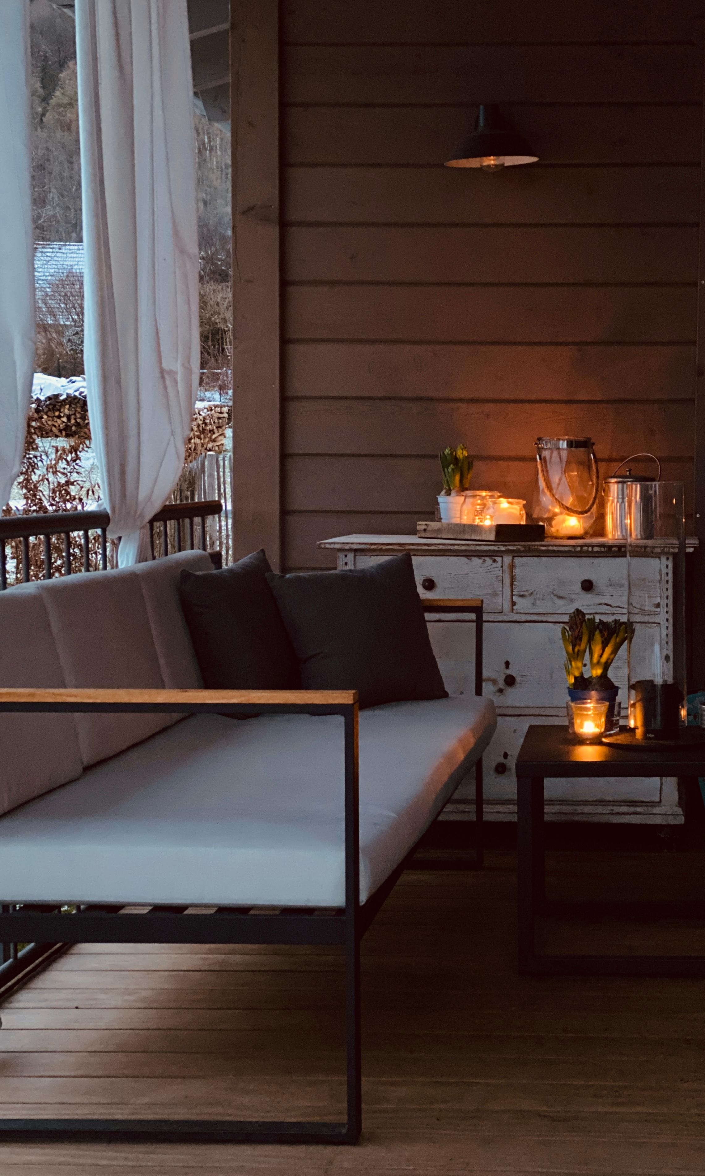 Den Opener macht unser Lieblingsraum. Dieser ist so vielfältig und wird immer gerne wieder umgestaltet 🖤
#neuhier #terrassenliebe #winter #kerzen