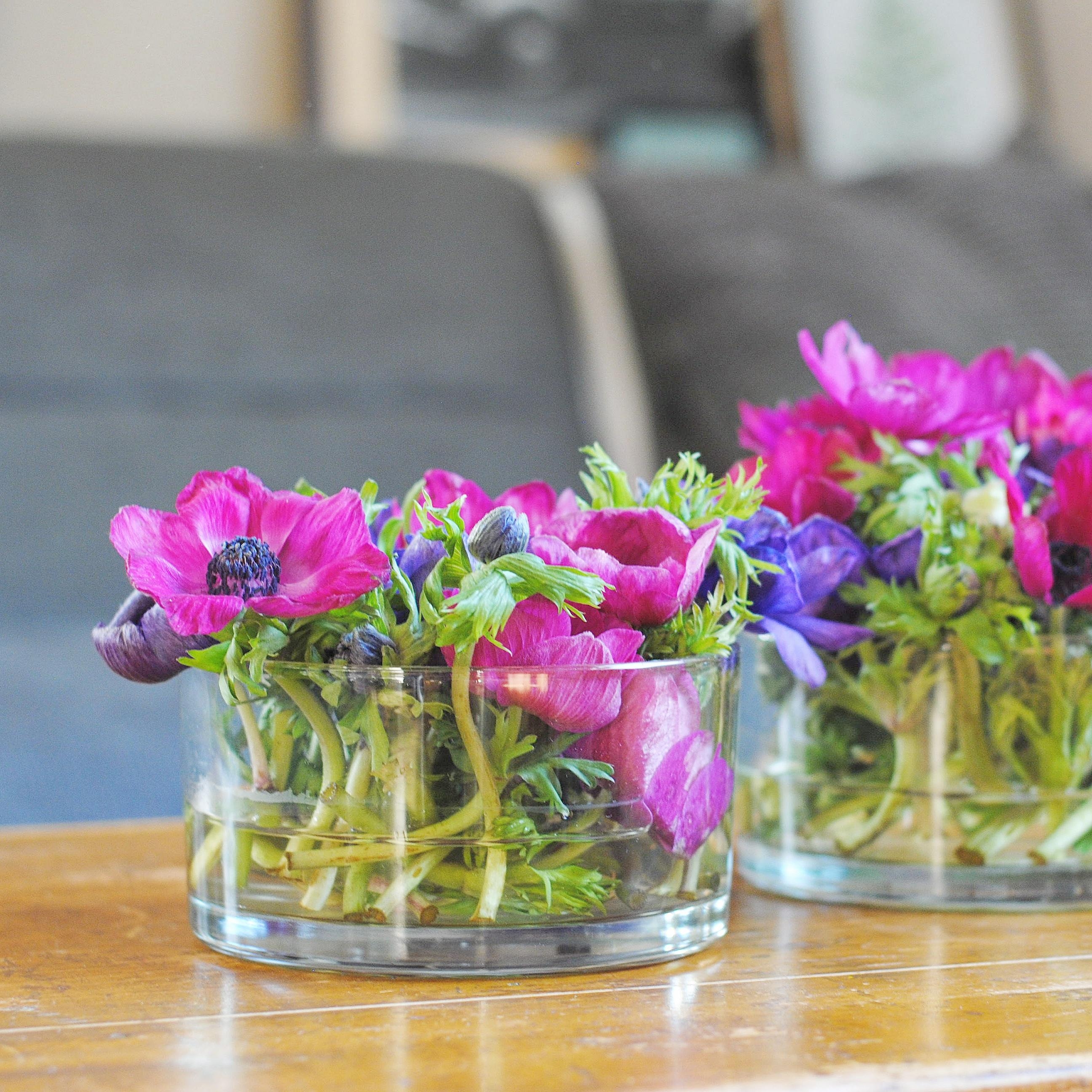 Der Adventskranz ist weggeräumt und durch frische Blumen ersetzt #anemone #freshflowers #couchliebt #skandistyle 
