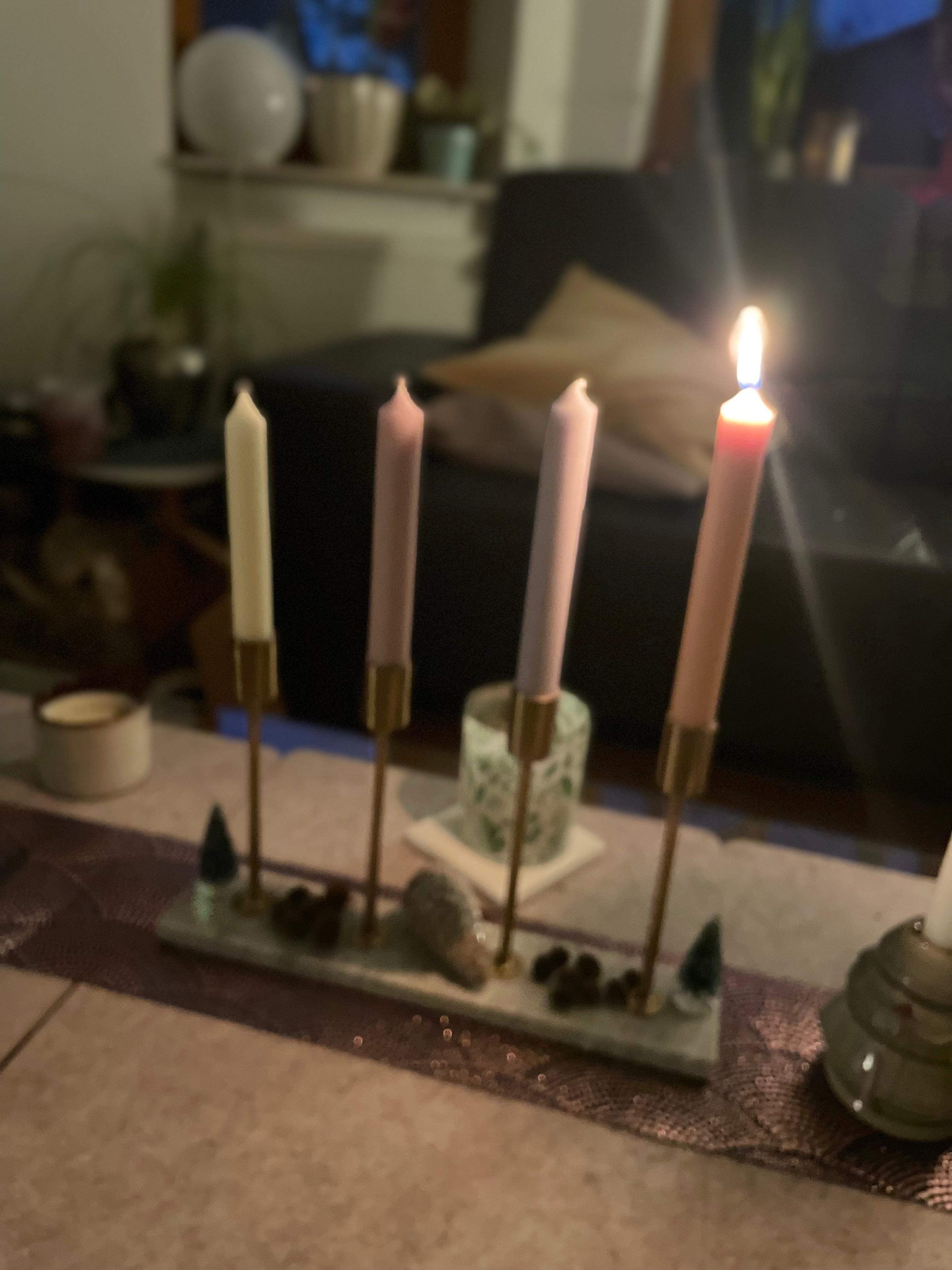 Der Adventsständer hat automatisch vier gleich große Kerzen etwas höhenversetzt 😉#adventskranz #adventsdeko #marmor 
