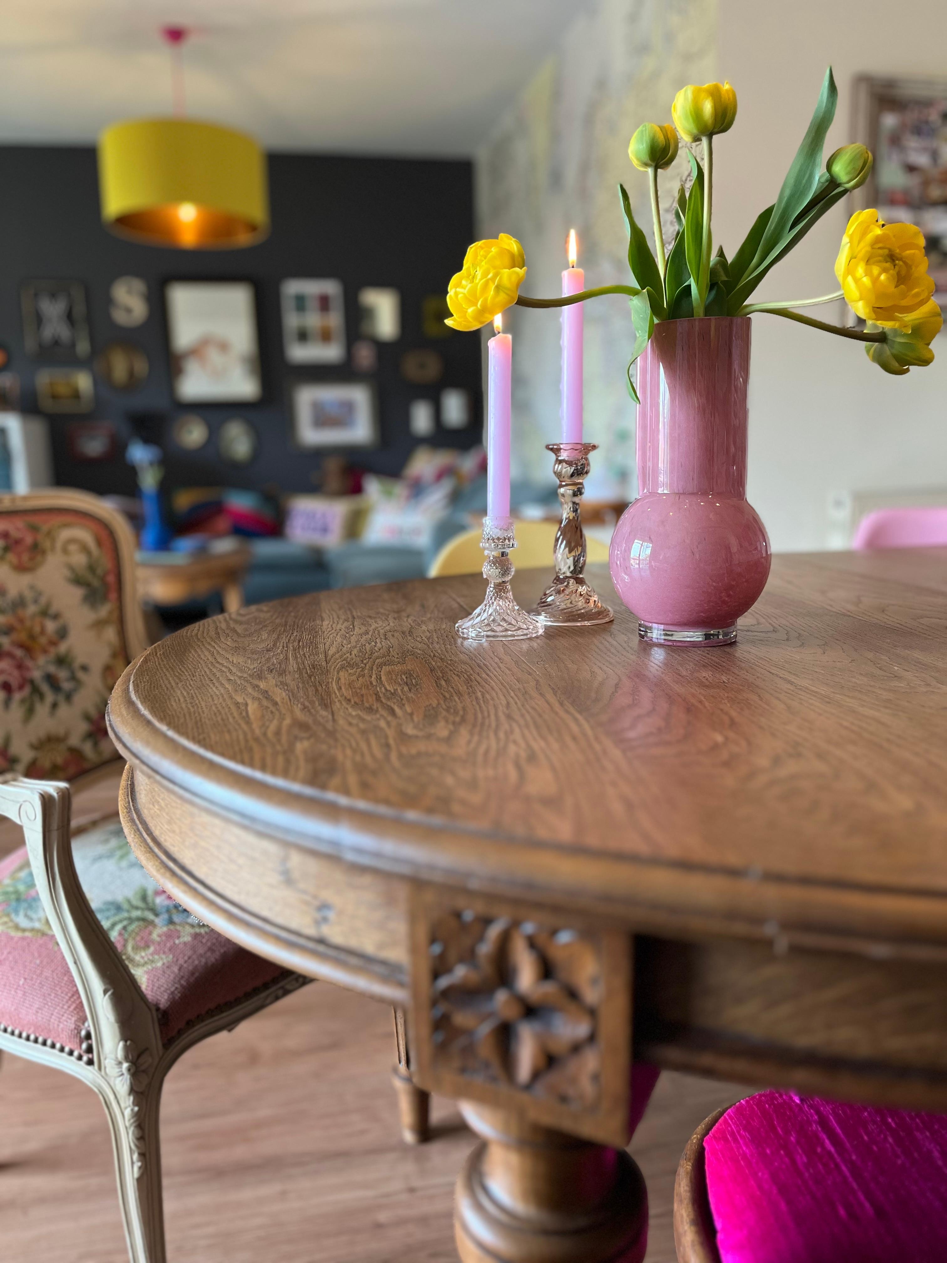 Der alte Tisch - ein gebrauchter Glücksfund“ fügt sich perfekt ins bunte Wohnzimmer-Sammelsurium 😊 #esstisch #essplatz #vintagestyle