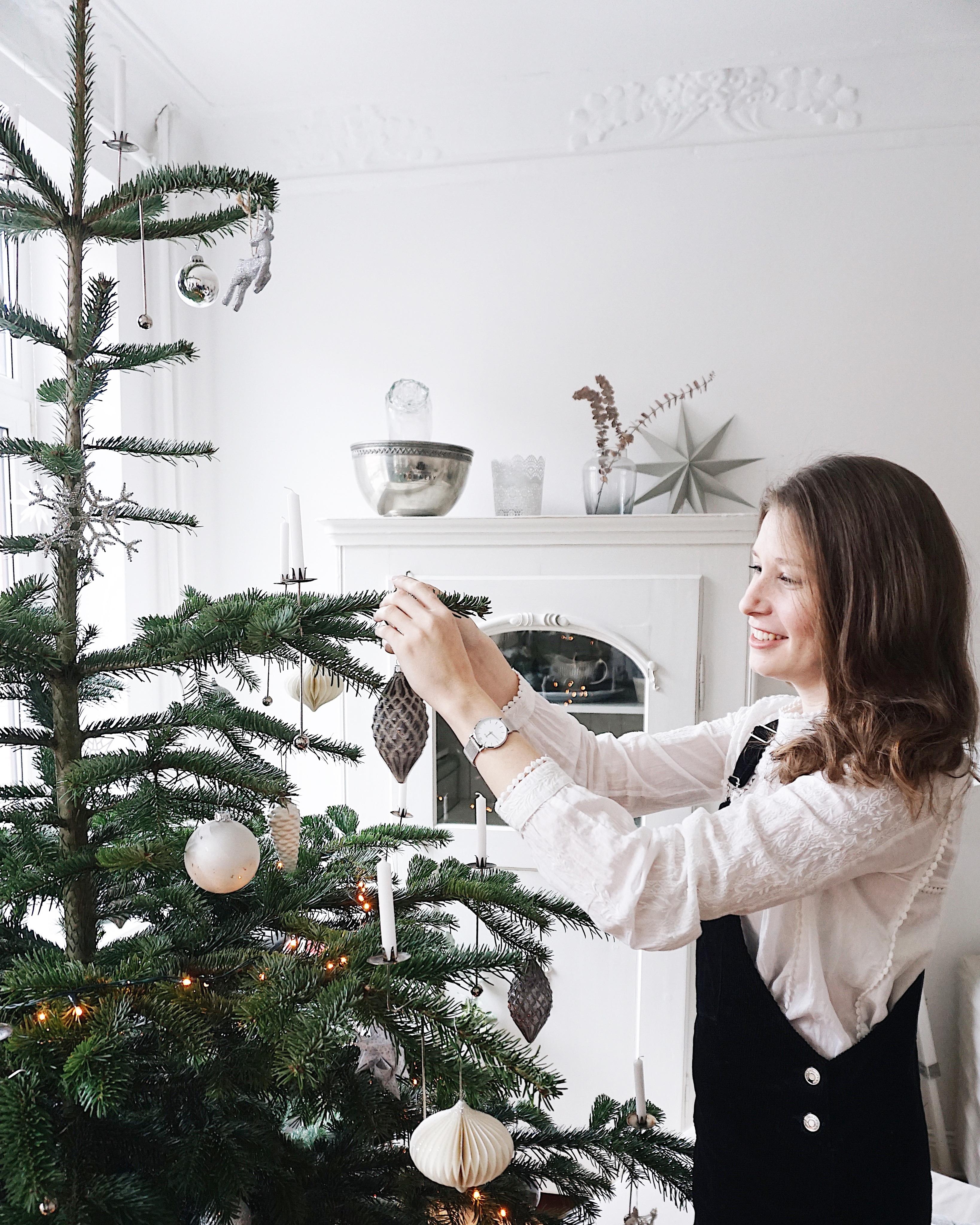 Der Baum ist geschmückt, Weihnachten kann kommen⭐️🎄 
#ohtannenbaum #couchliebt #altbauliebe #tannenbaum #weihnachten 