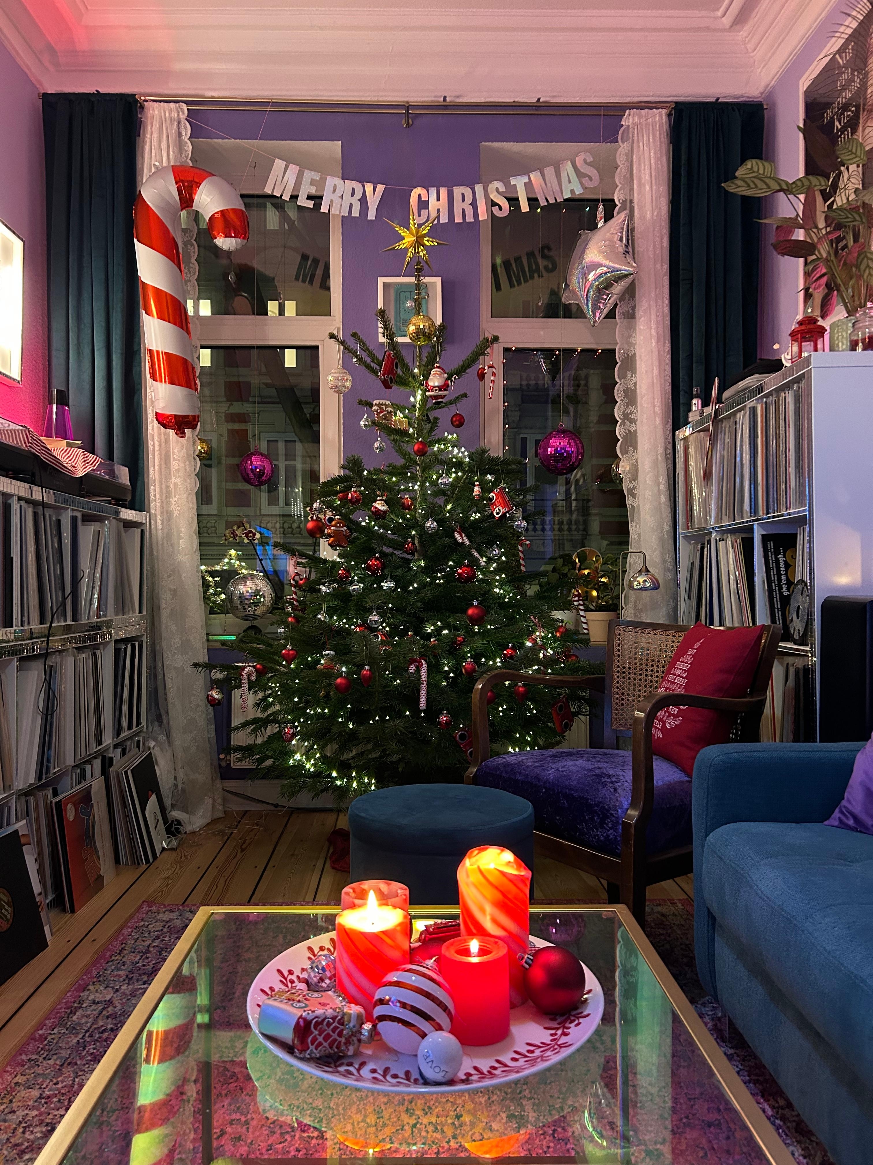 Der Baum ist geschmückt, Weihnachten kann kommen 
#weihnachtsbaum #eclectic #xmas #livingroom #purple #candycane
