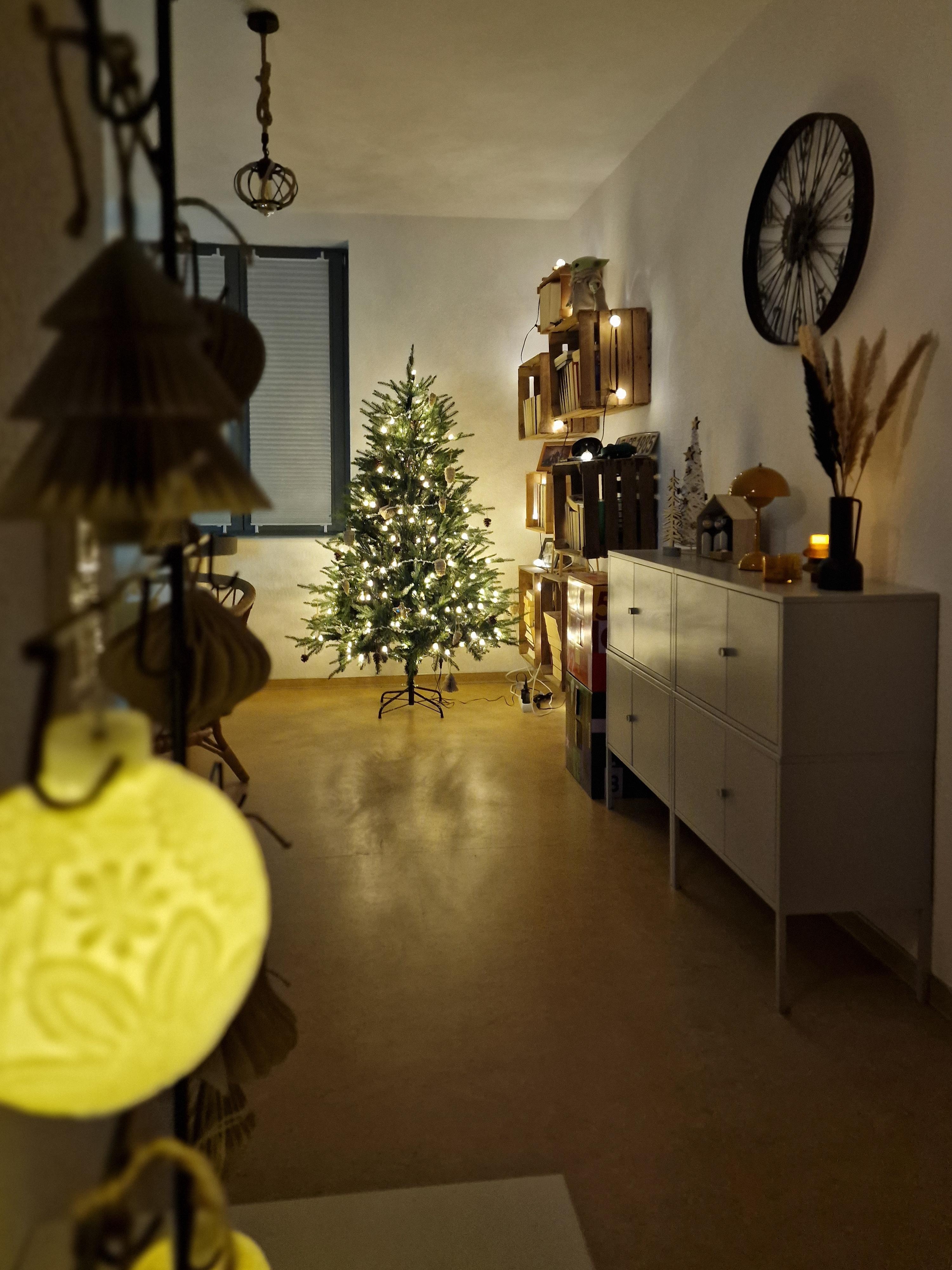 Der Baum kommt zum Zug.

#Weihnachtsbaum #Weihnachten #weihnachtsdeko #Tannenbaum #wohnzimmer #dekoideen
