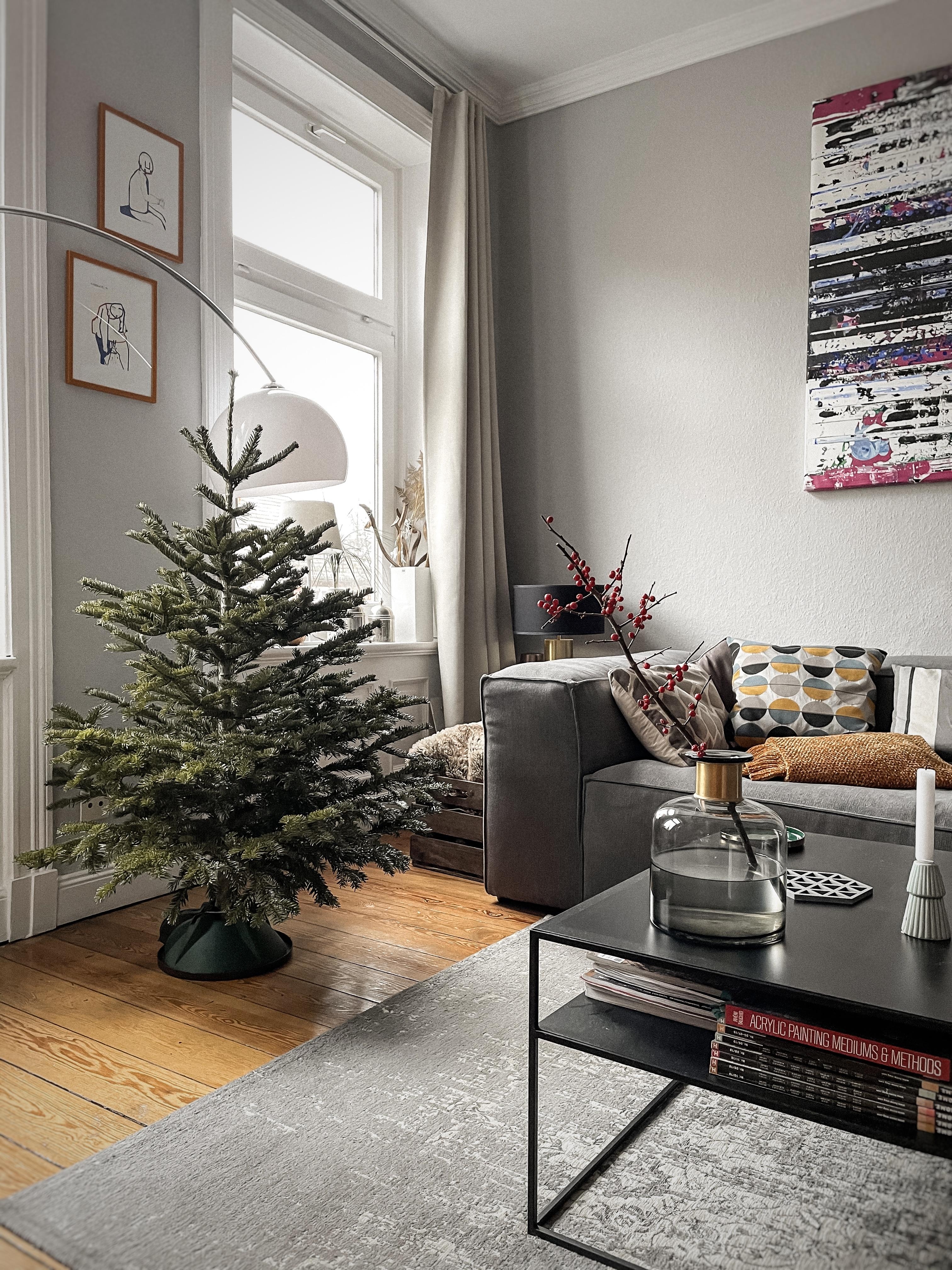 Der Baum steht still und schweiget #couchstyle #weihnachtsbaum #nordicroom #living #couchtisch #interior #design #altbau
