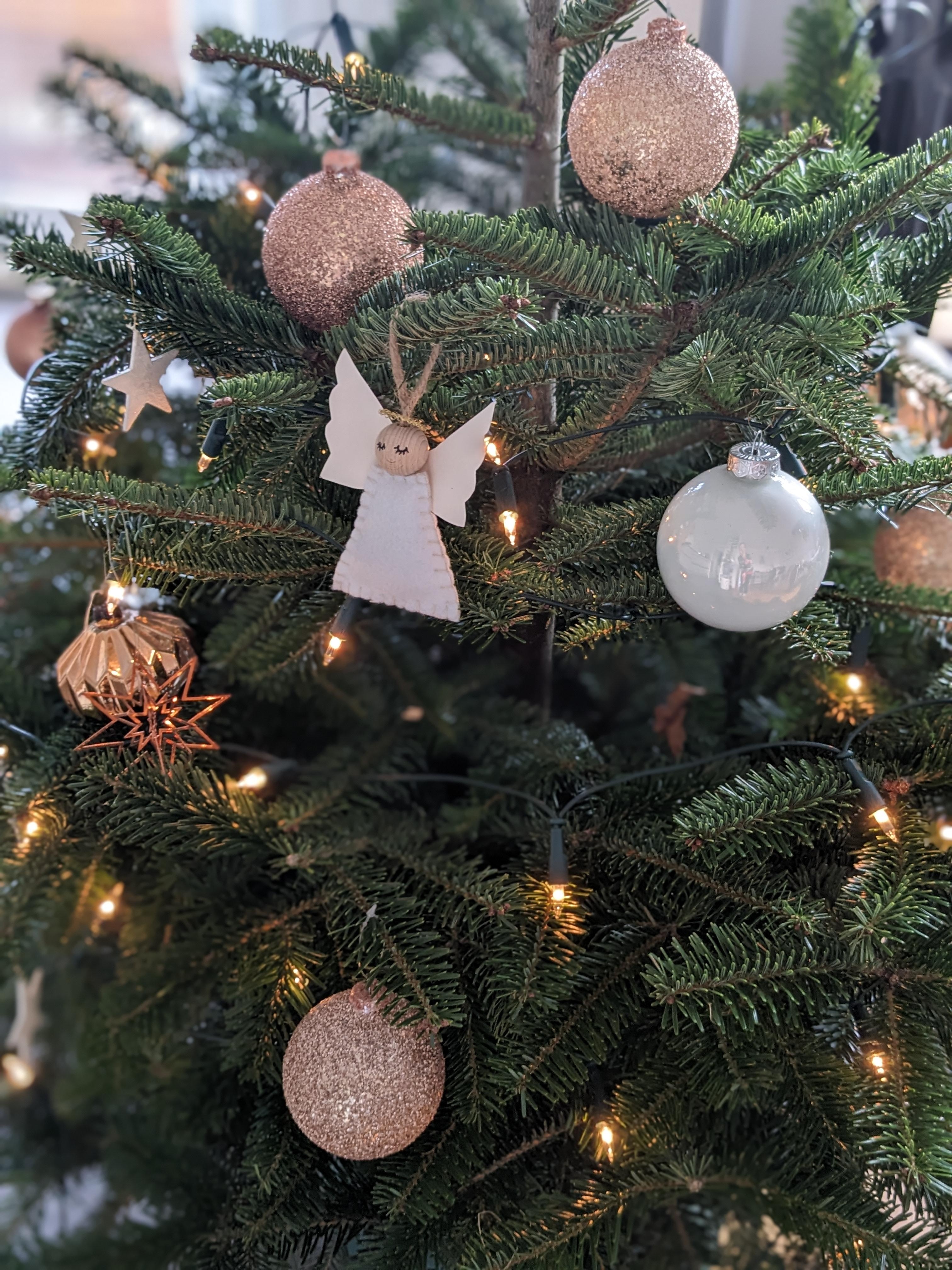 Der Baum steht und der Engel hängt 🎄✨👼
#xmas #weihnachten #weihnachtsbaum #diy #christmas