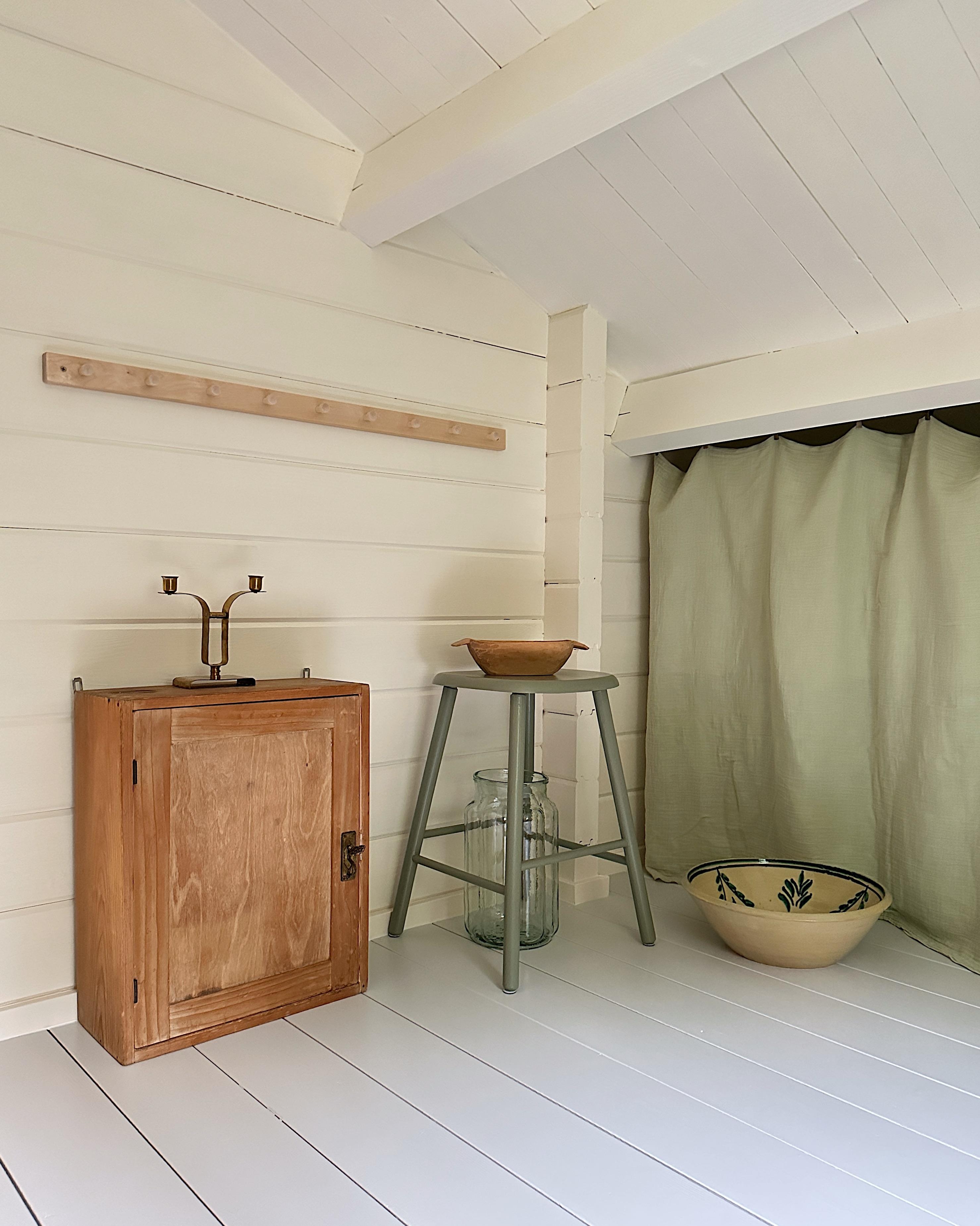 Der erste Raum im Sommerhäuschen ist fertig und kann nun endlich eingerichtet werden.
#vintage #cottage #sommerhaus