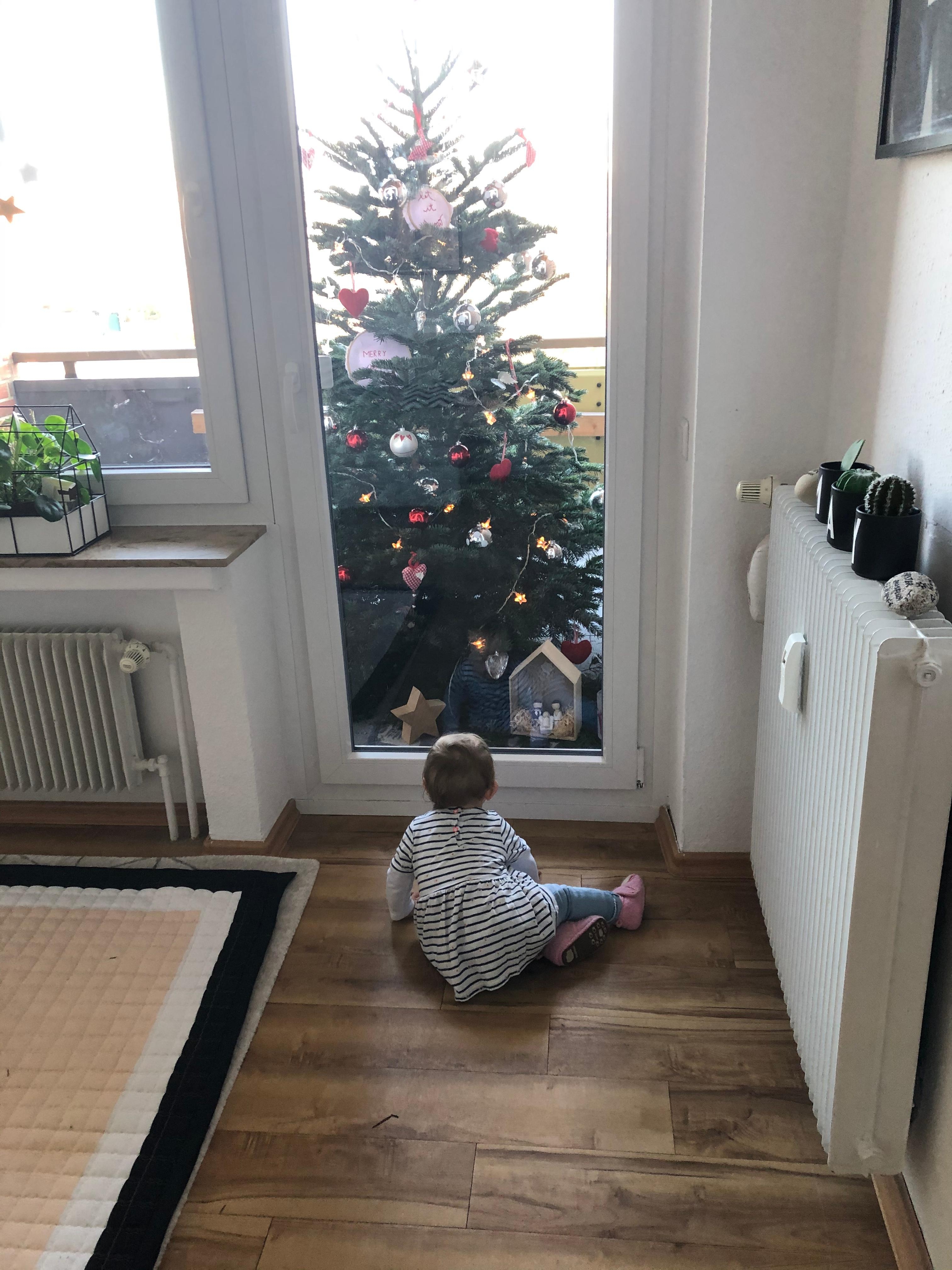 Der erste Weihnachtsbaum für Yumi 
