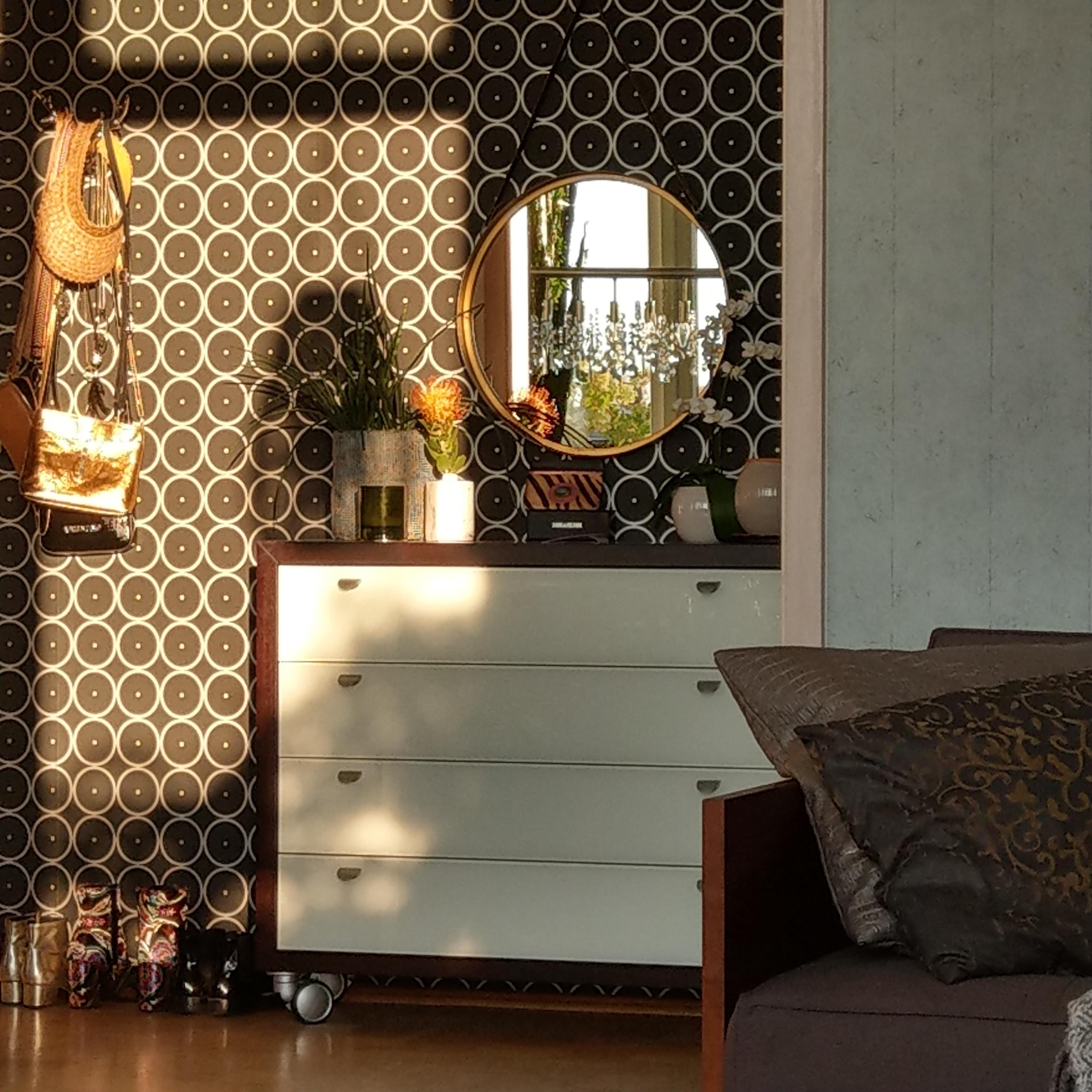 Der Flur aus Sicht vom Wohnzimmer 

#tapeten #shine # mirror #iloveshoes # reflection