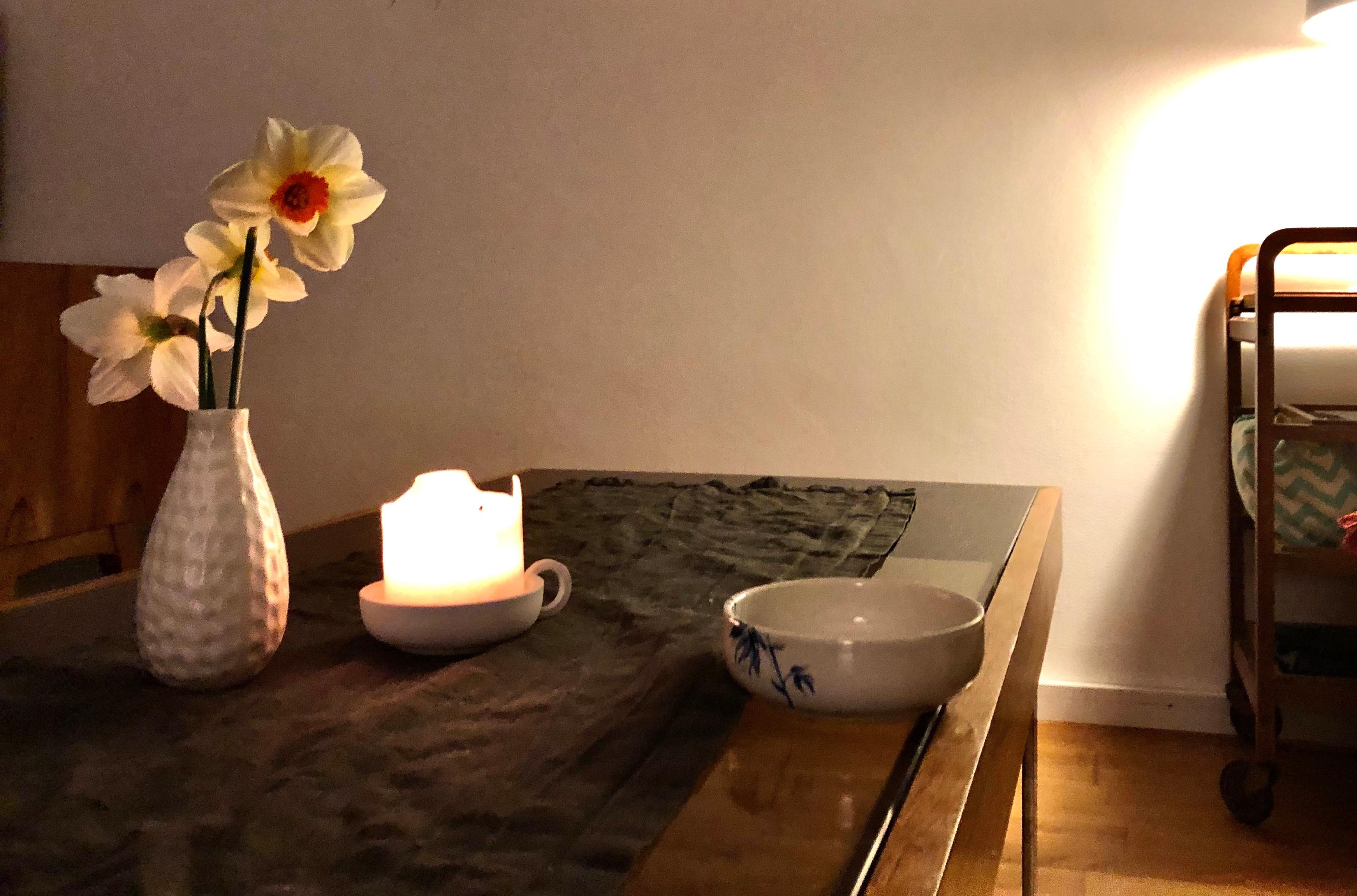 Der Frühling ist nah.
#narzissen 
#wohnzimmer
#kerzenlicht
#couchstyle