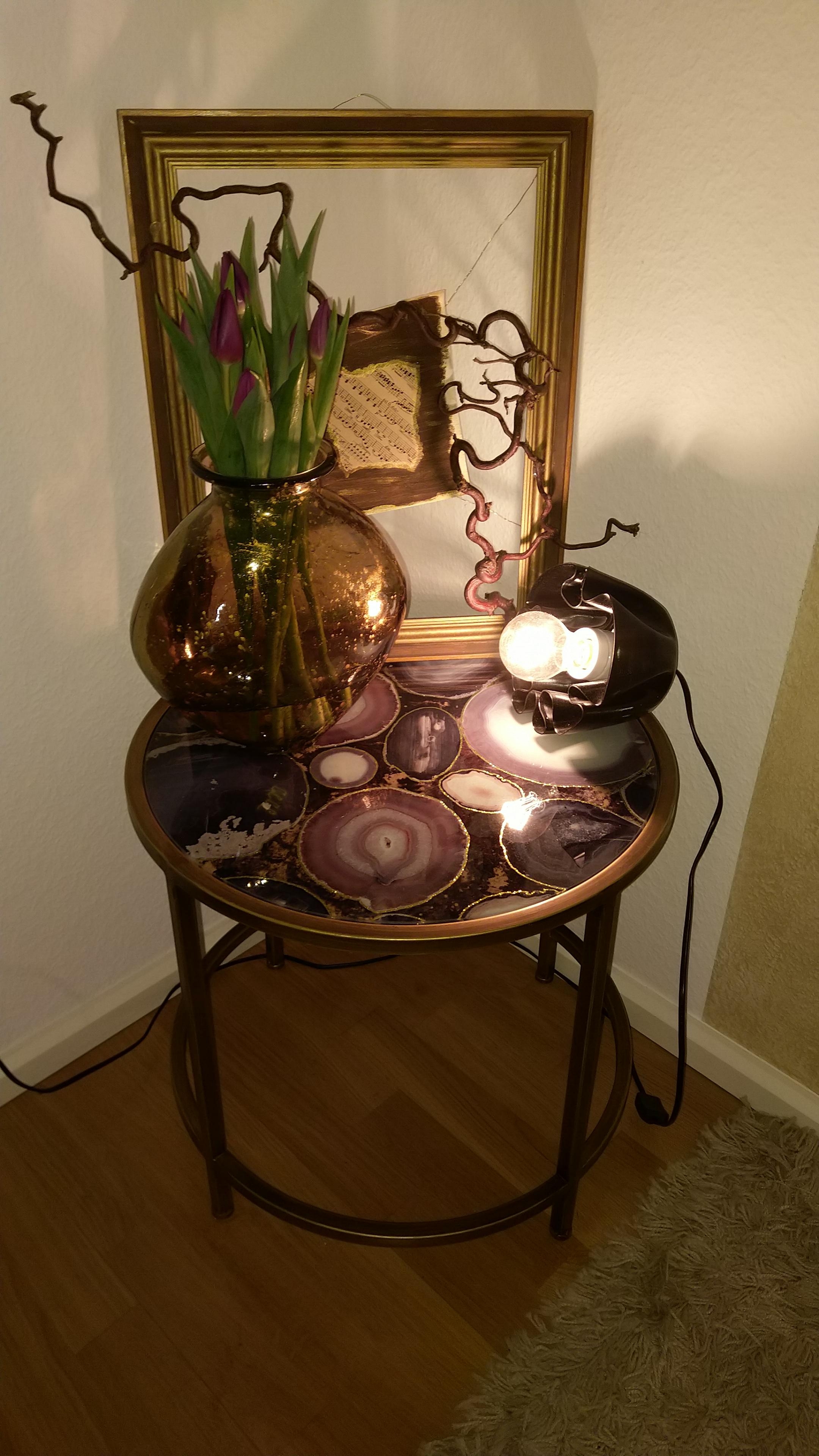 Der Frühling kommt
#achatscheiben #beistelltisch #tulpen #gold #vase #diy #lampe #bild #wohnzimmer #livingroom 