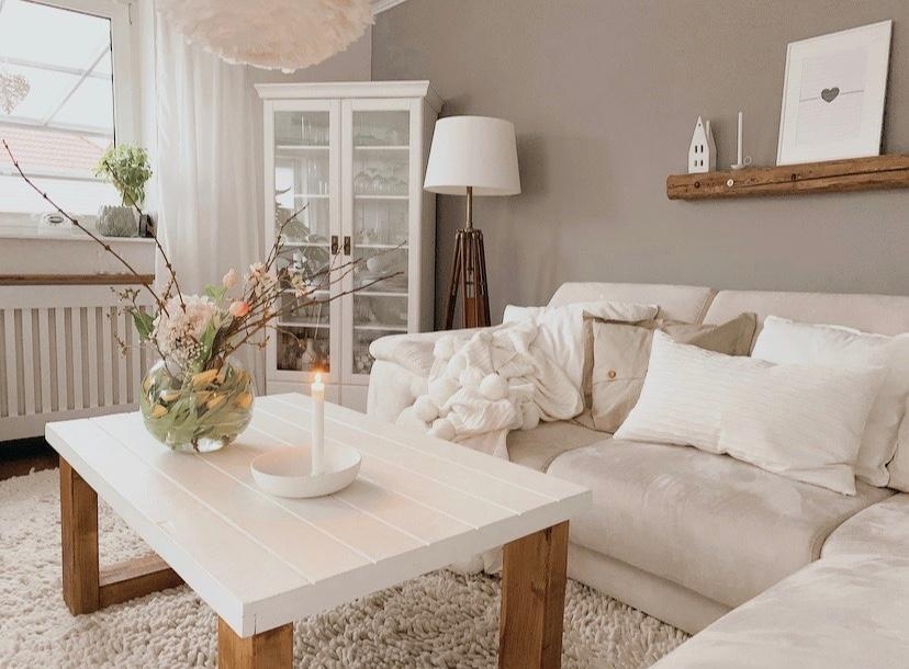 Der Frühling zieht ein, ich habe meine Glaskugelvase dekoriert 😍 #dekoliebe#frühlingsinspo#wohnzimmer#skandi#couch_style