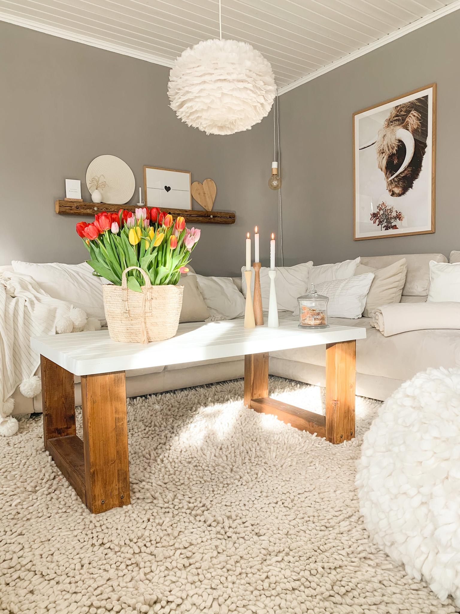 Der #frühlings kommt #tulpenliebe#wohnzimmer#wohnen#blumen#couchstyle#dekoideen#tulpen#freshflowers