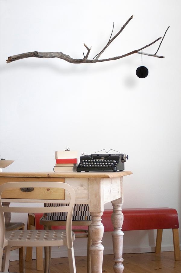 Der gefundene #zweig hängt und wartet auf die #deko.
#wohnzimmer #bank #rot #midcentury #vintage #schreibmaschine #tisch