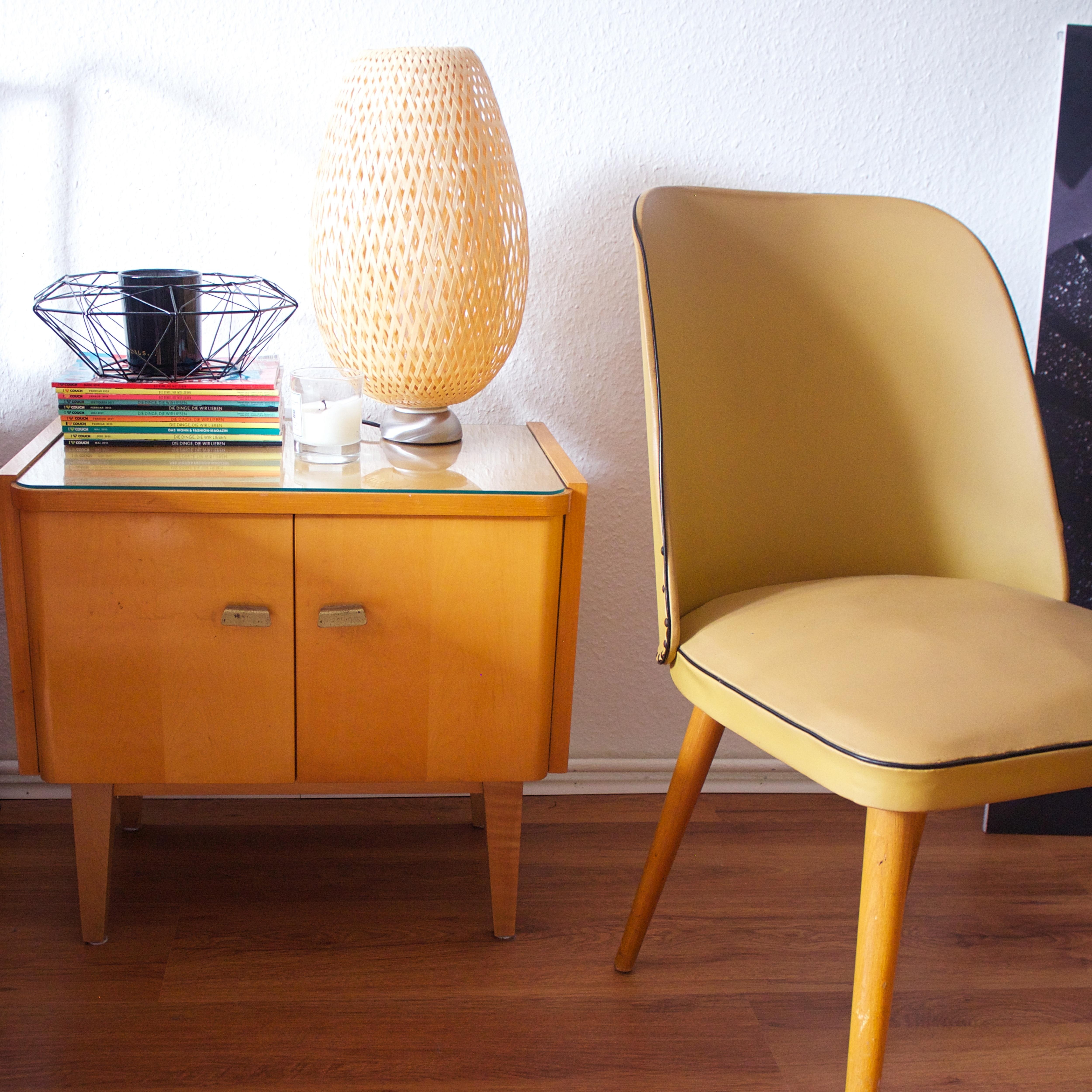 Der gelbe Stuhl - Im Sommer eingezogen und versteht sich seitdem prächtig mit dem kleinen Schränkchen. Ein Erbstück. 
