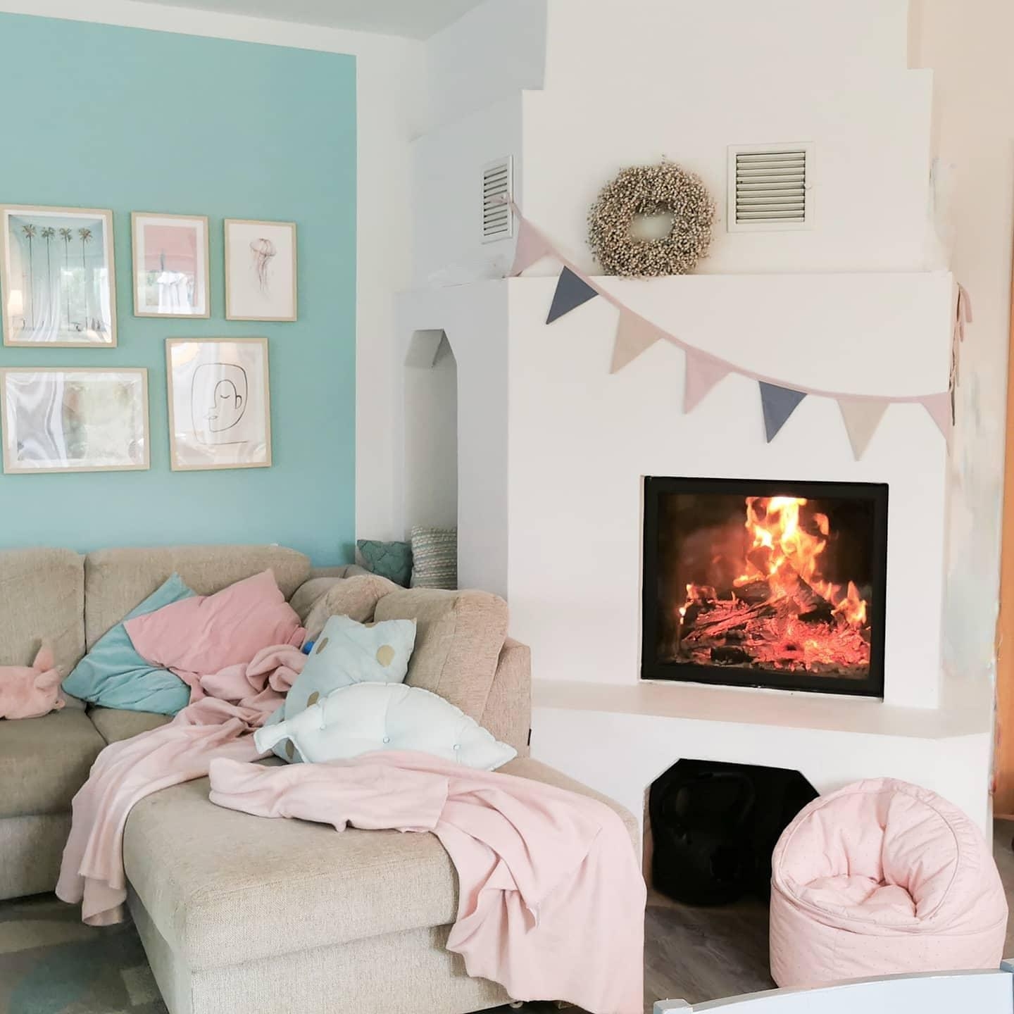 Der gemütlichste Platz im Haus... #kamin #fireplace #cozyhome #colourfulliving #mycolourfulhome #pastell 