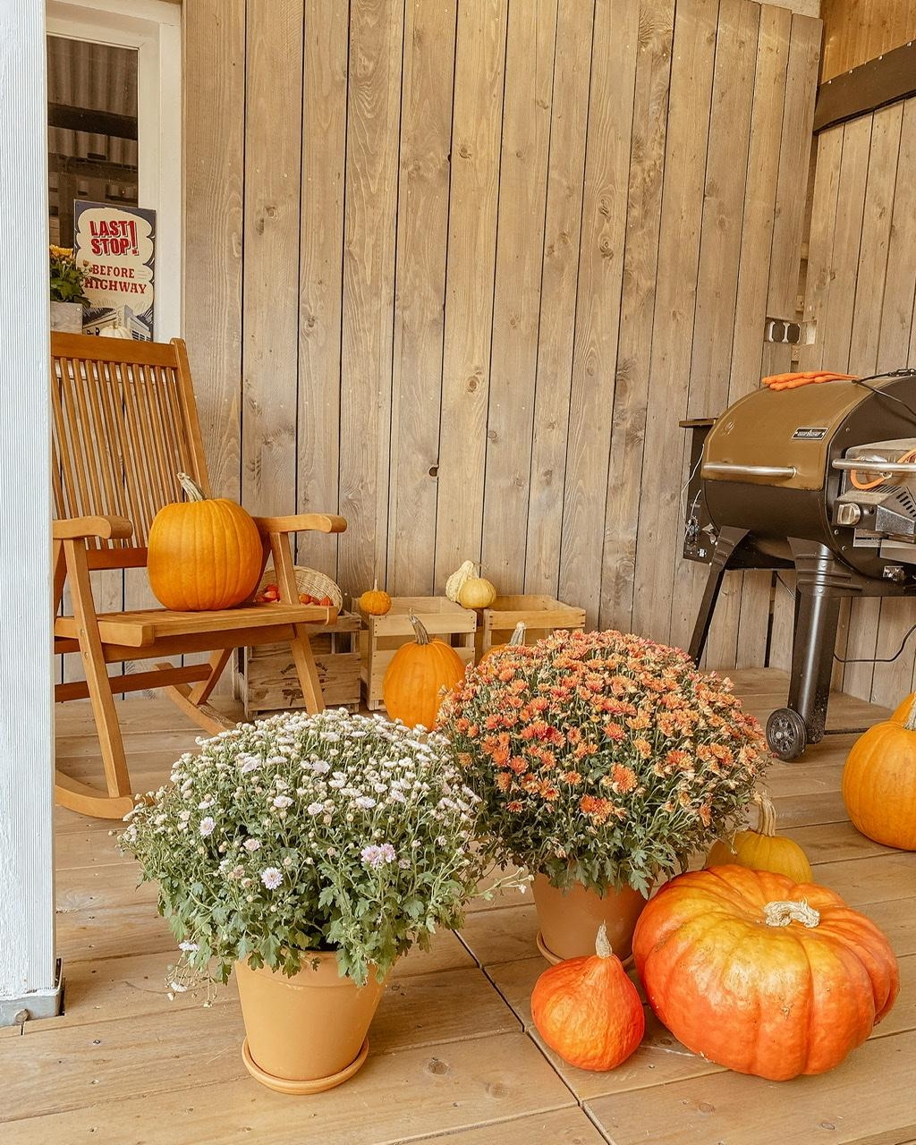 Der Herbst kommt! 
Zumindest auf unserer neuen DIY Veranda. 

#veranda #outdoorliving #herbstdeko
