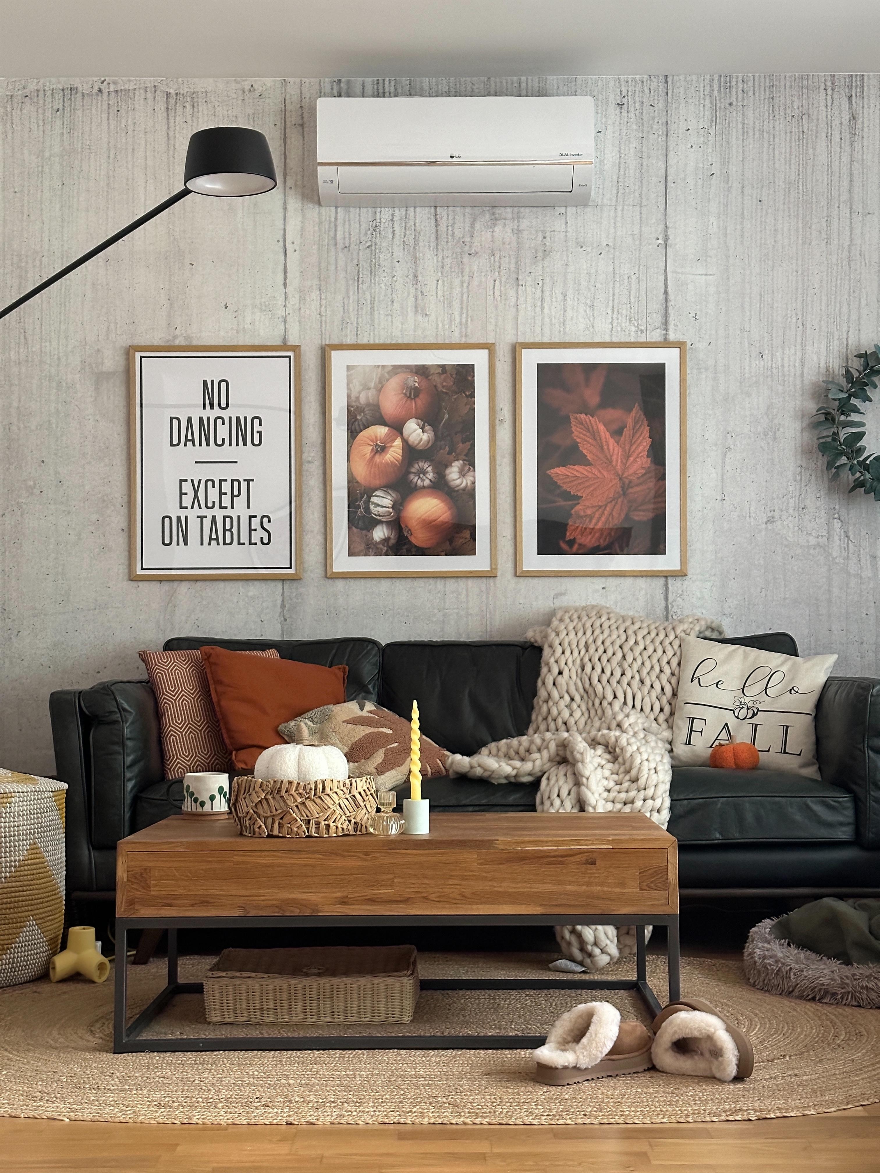 Der Herbst zieht ein!🧡🍂 #herbst #herbstdeko #poster #kürbisdeko #kürbis #tapete #beton #couch #wohnzimmer #herbstfarben #kuschelzeit #dekoideen