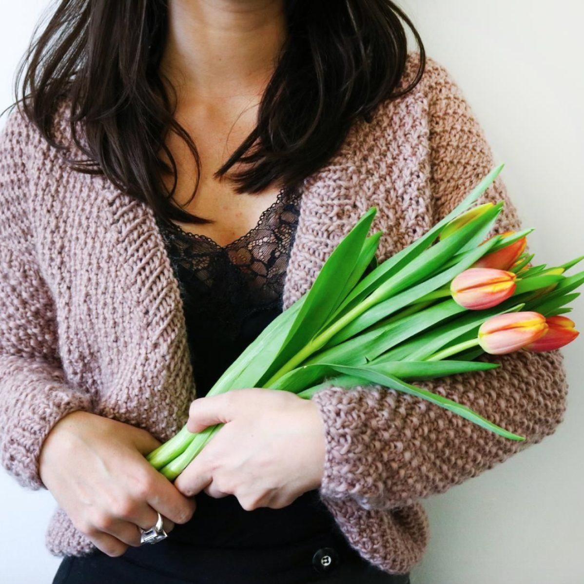 Der hübsche #Cardigan von #weareknitters ist unser #frühlingsoutfit 🌸  #frühlingsgefühle #couchliebt #tulpen 