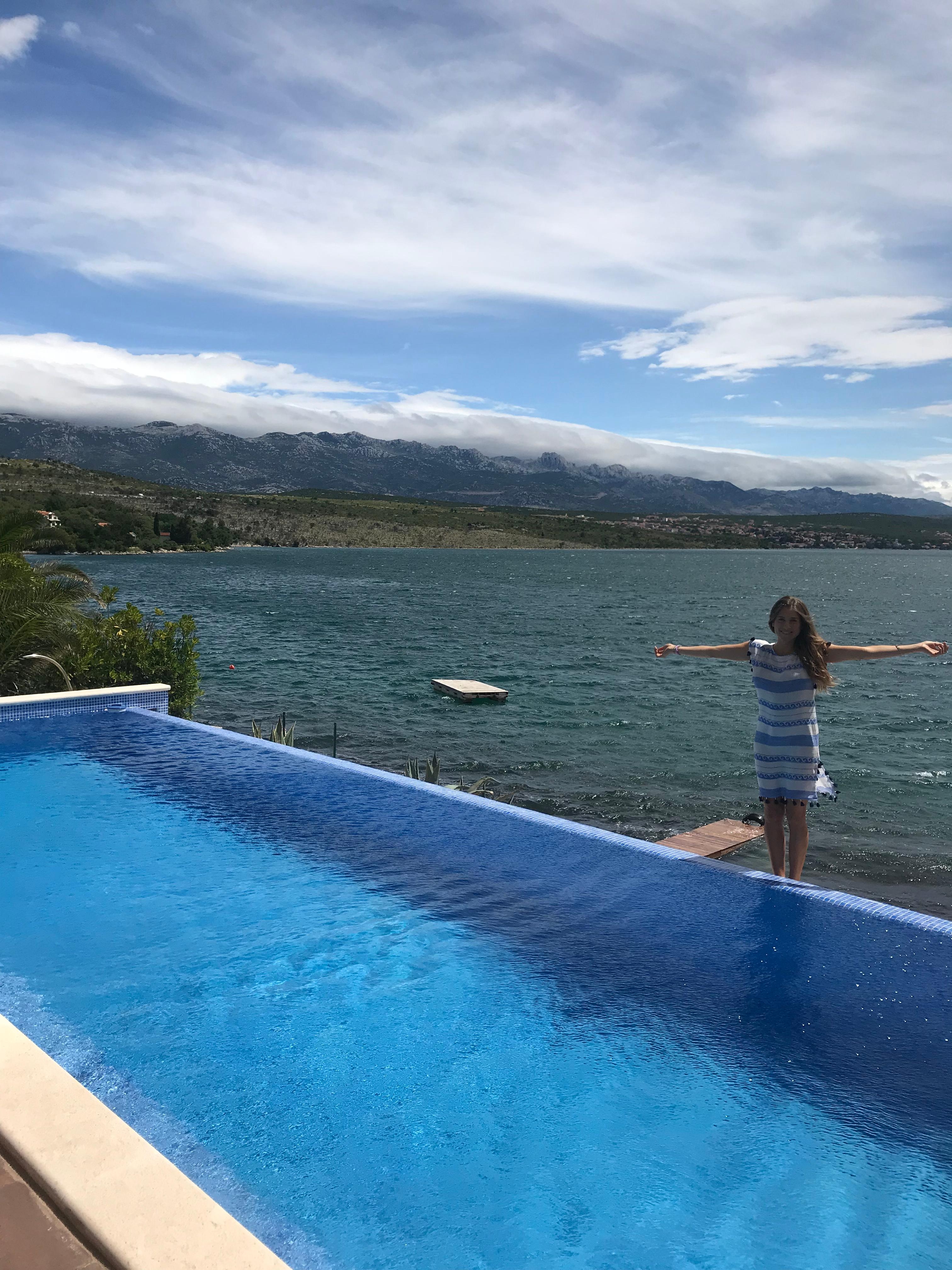 Der Infinity-Pool hat einen unglaublichen Ausblick #travel #airbnb #pool #urlaub #kroatien