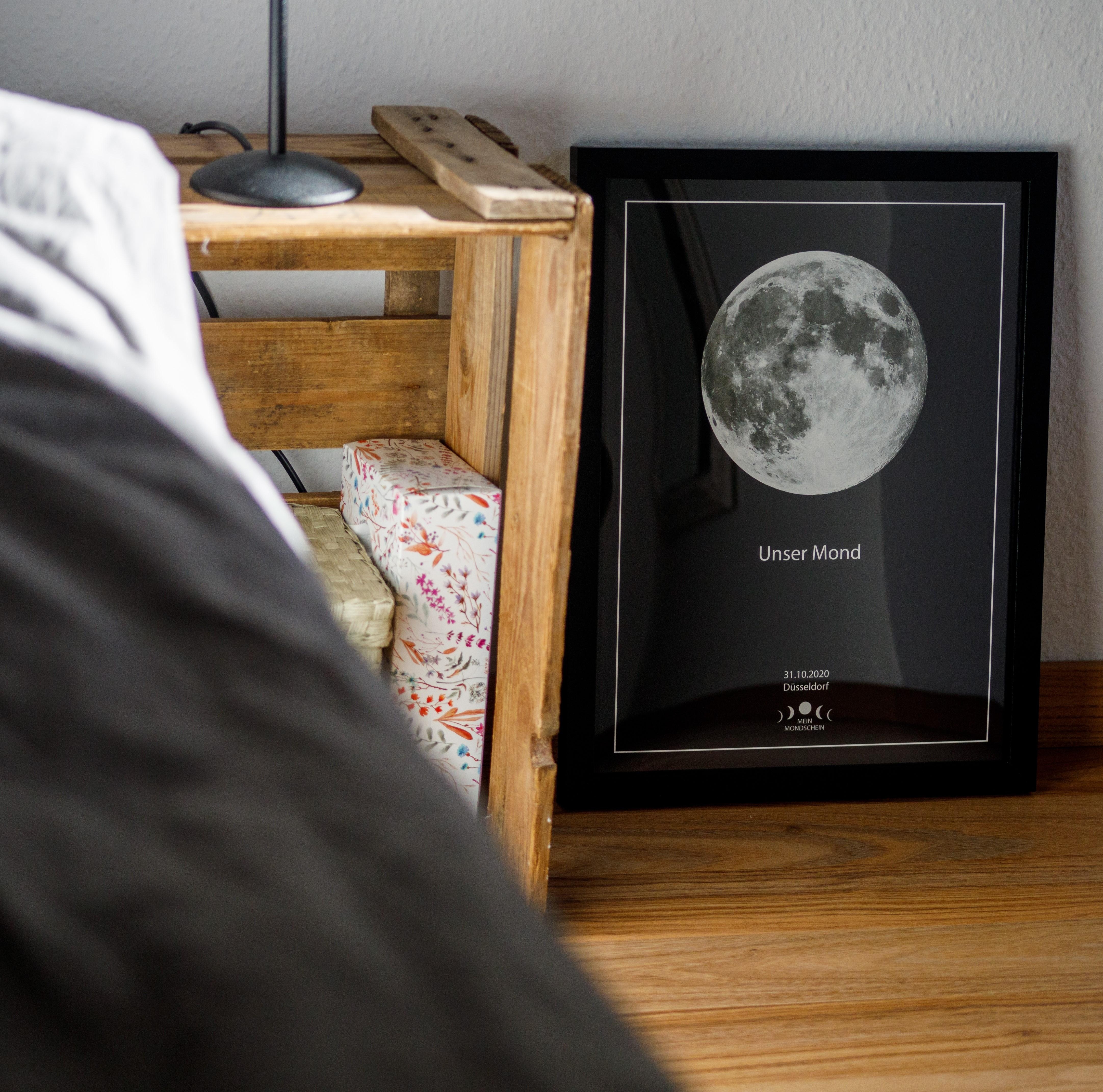Der Mond direkt neben dem Bett. Wir lieben es! #lieblingsposter 