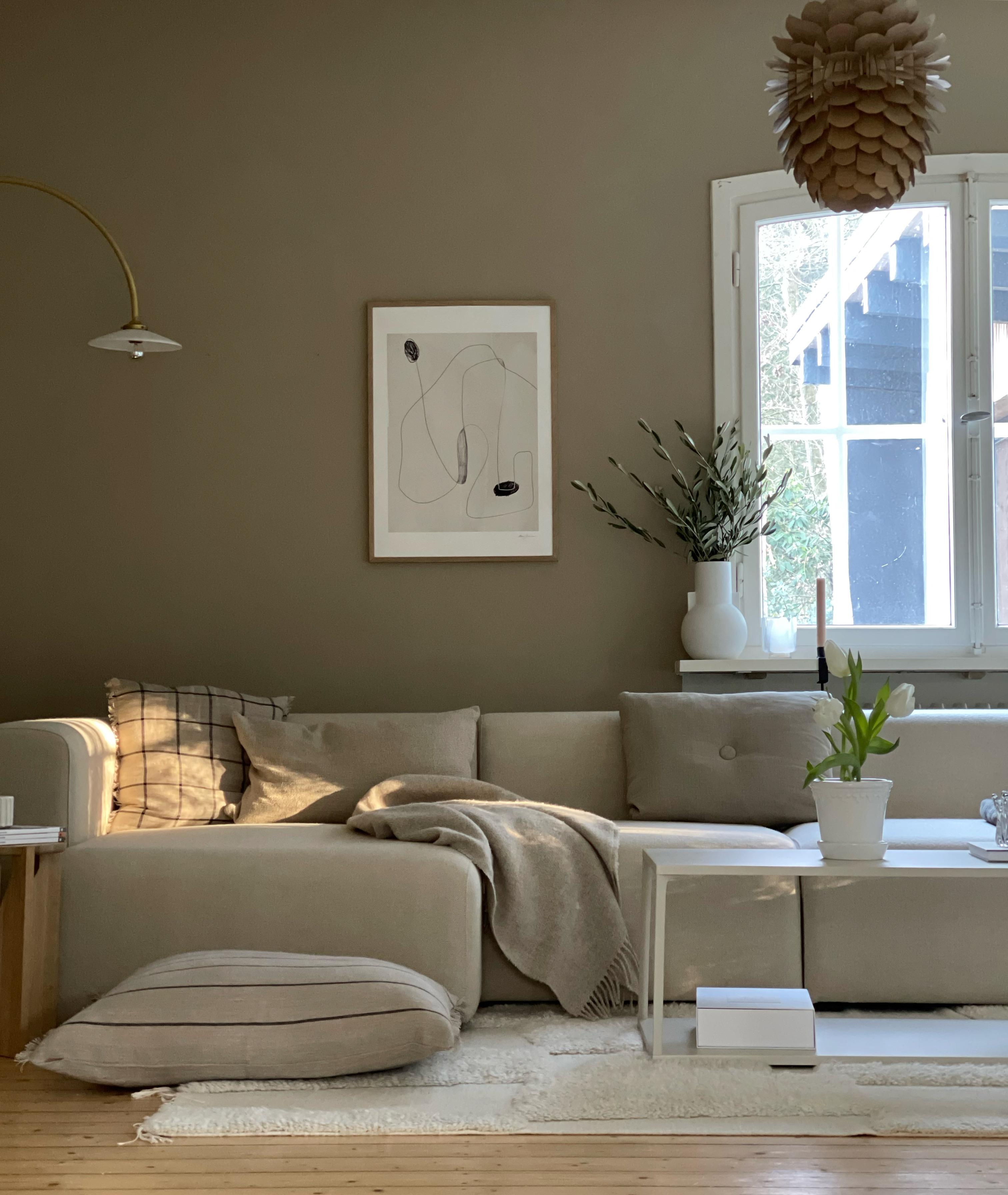 Der perfekte Ort, um in der neuen Couch zu blättern 🤎☕️. 
#couchmoment #wohnzimmer #couch #livingroom