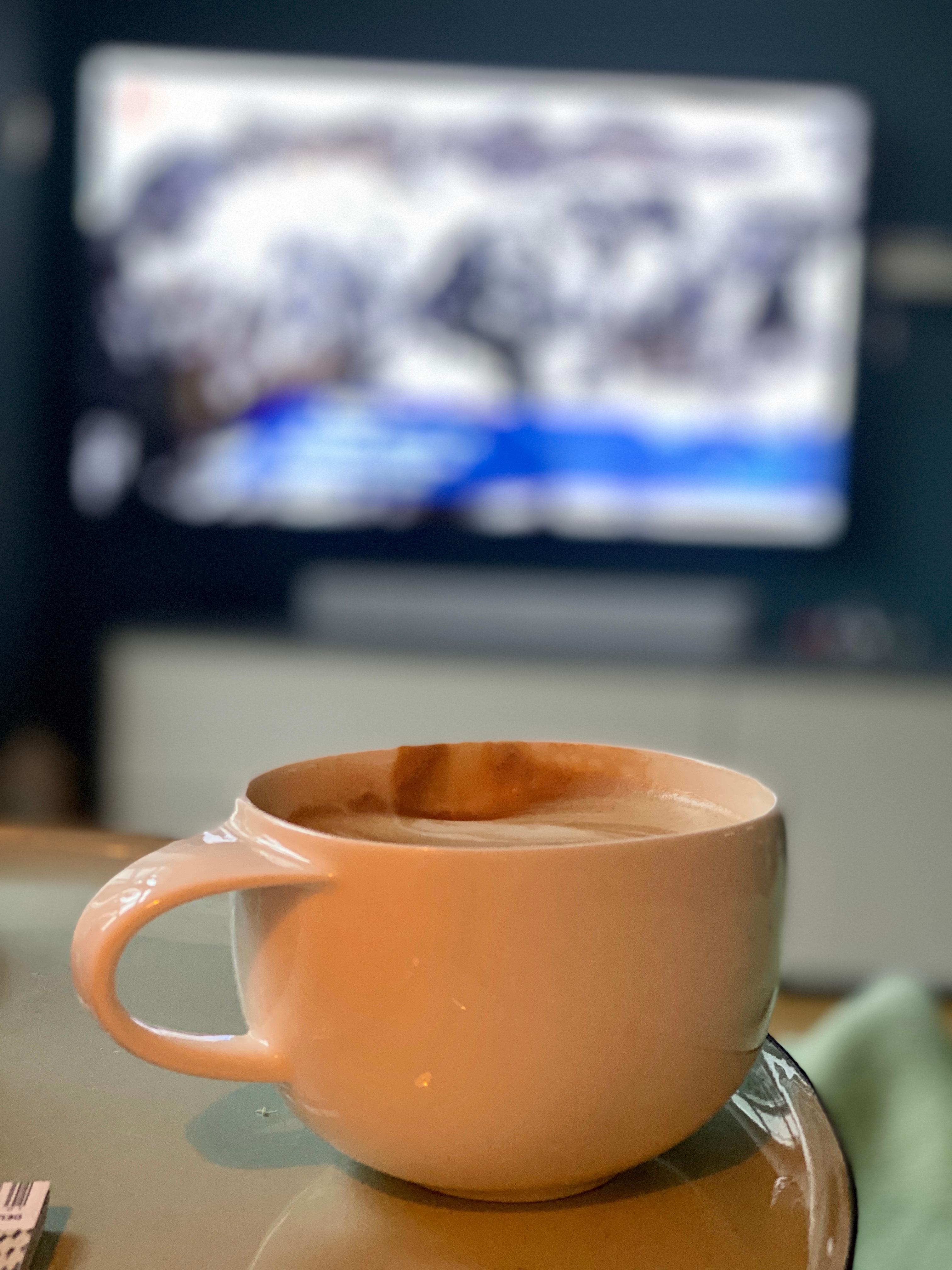 Der perfekte Start ins Wochenende. Zeit für Kaffee und Alpenpanorama. 