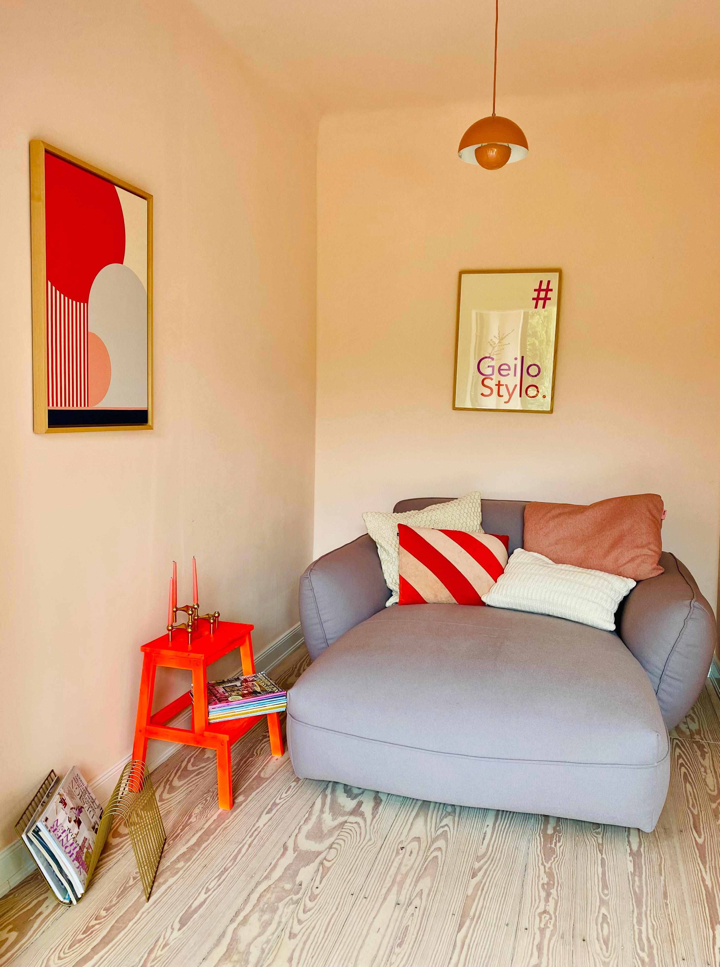 Der Raum mit am meisten Farbe: hier wird gelesen und viel gekuschelt 💜❤️

#leseecke #slowsunday #interiorwithcolour
