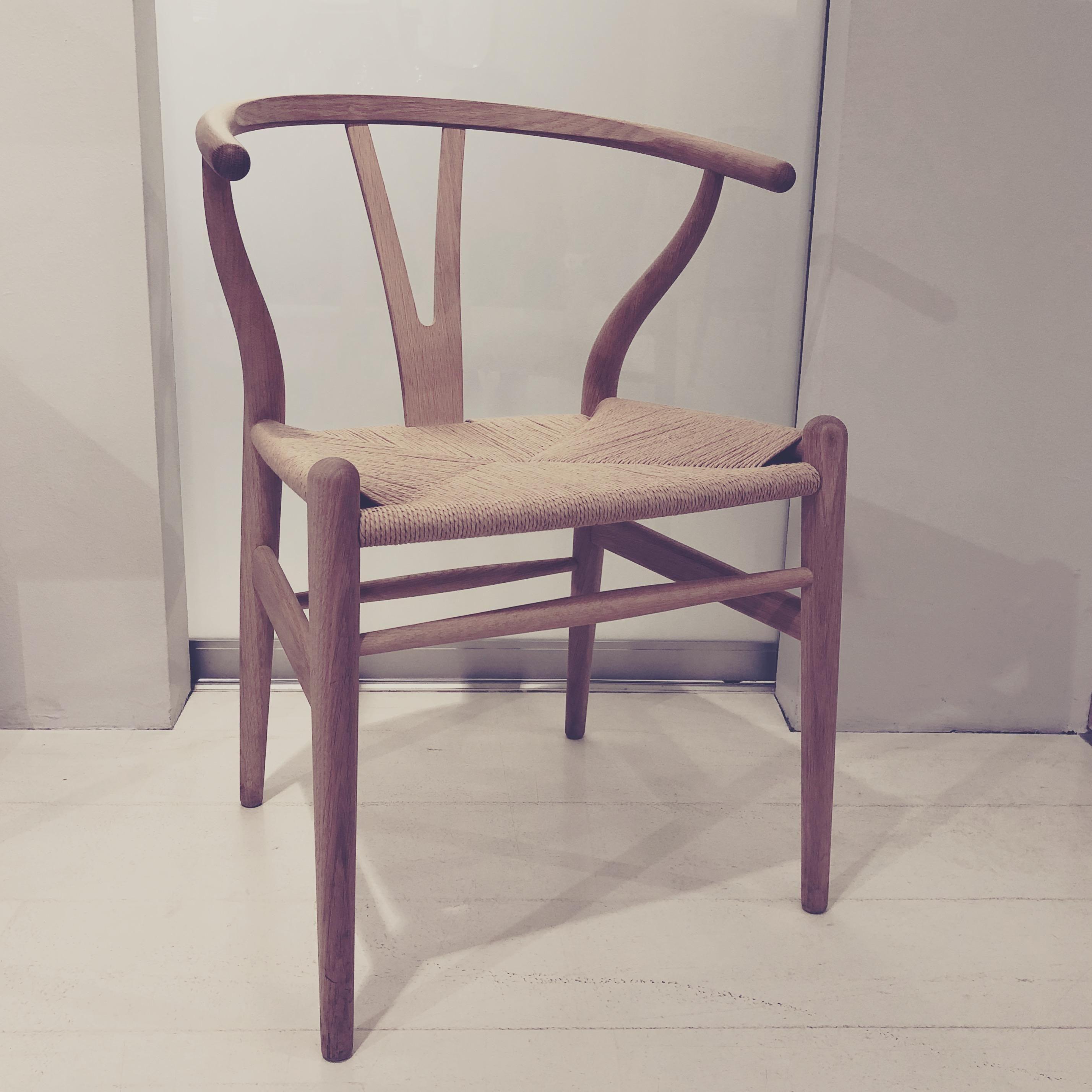 Der richtige #stuhl scheint gefunden, aber welcher #esstisch? Wir tendieren zum #hay #loop #table .. #altbau #interior 