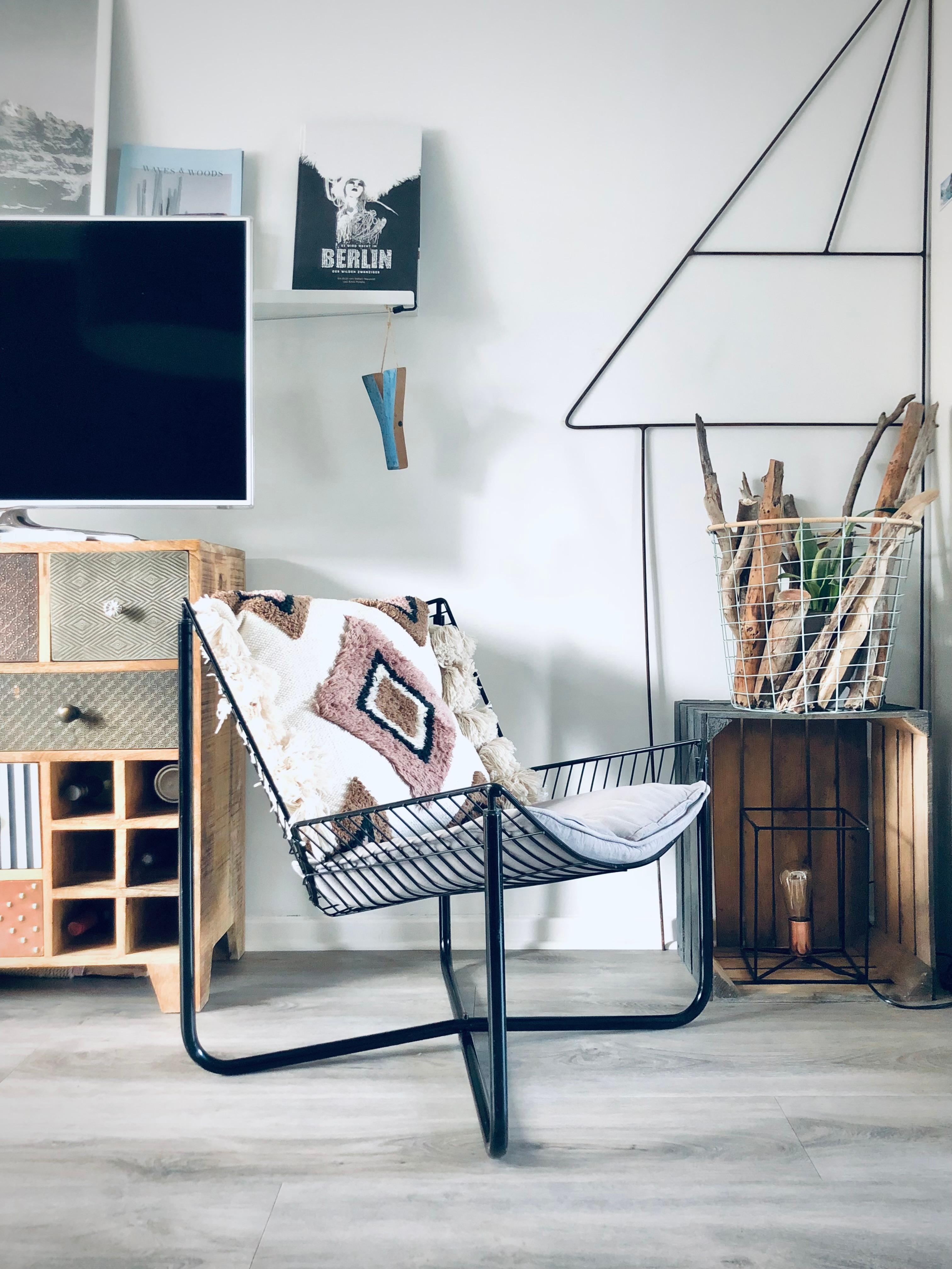 Der schalenförmige #ikea JÄRPEN Sessel von Niels Gammelgaard – Klassiker. #obstkiste #livingroom #bohostyle #sesselliebe #hygge #cosyliving #wasduliebst