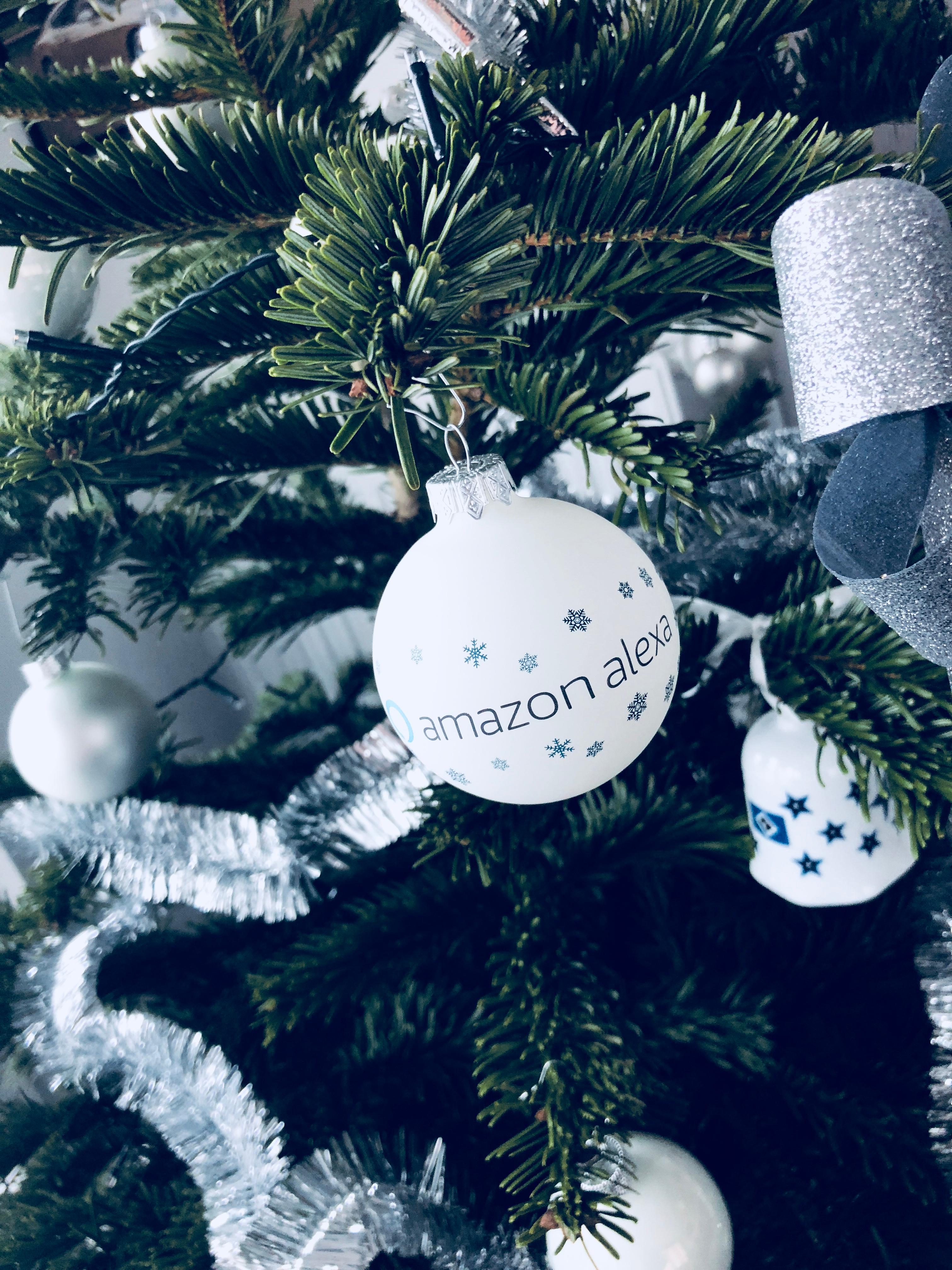 Der smarte #Tannenbaum mit #Alexa und #PhilipsHue #sprachgesteuert #xmasdeko #weihnachtskugeln #christbaumkugeln