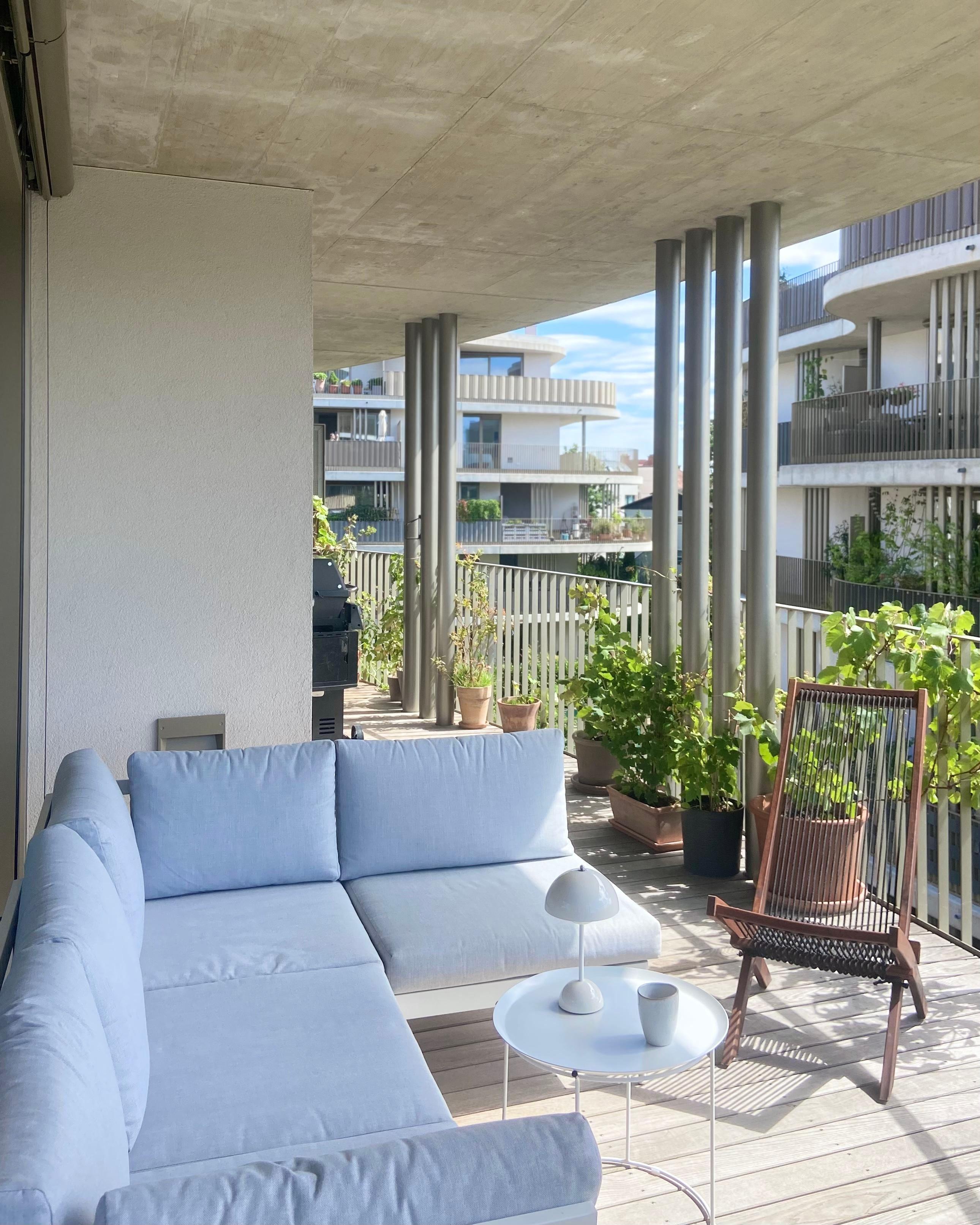 Der Sommer gibt nochmal richtig Gas...ein paar Stündchen am Outdoorsofa gehen sich noch aus ☕️

#terrasse #balkon #sofa 