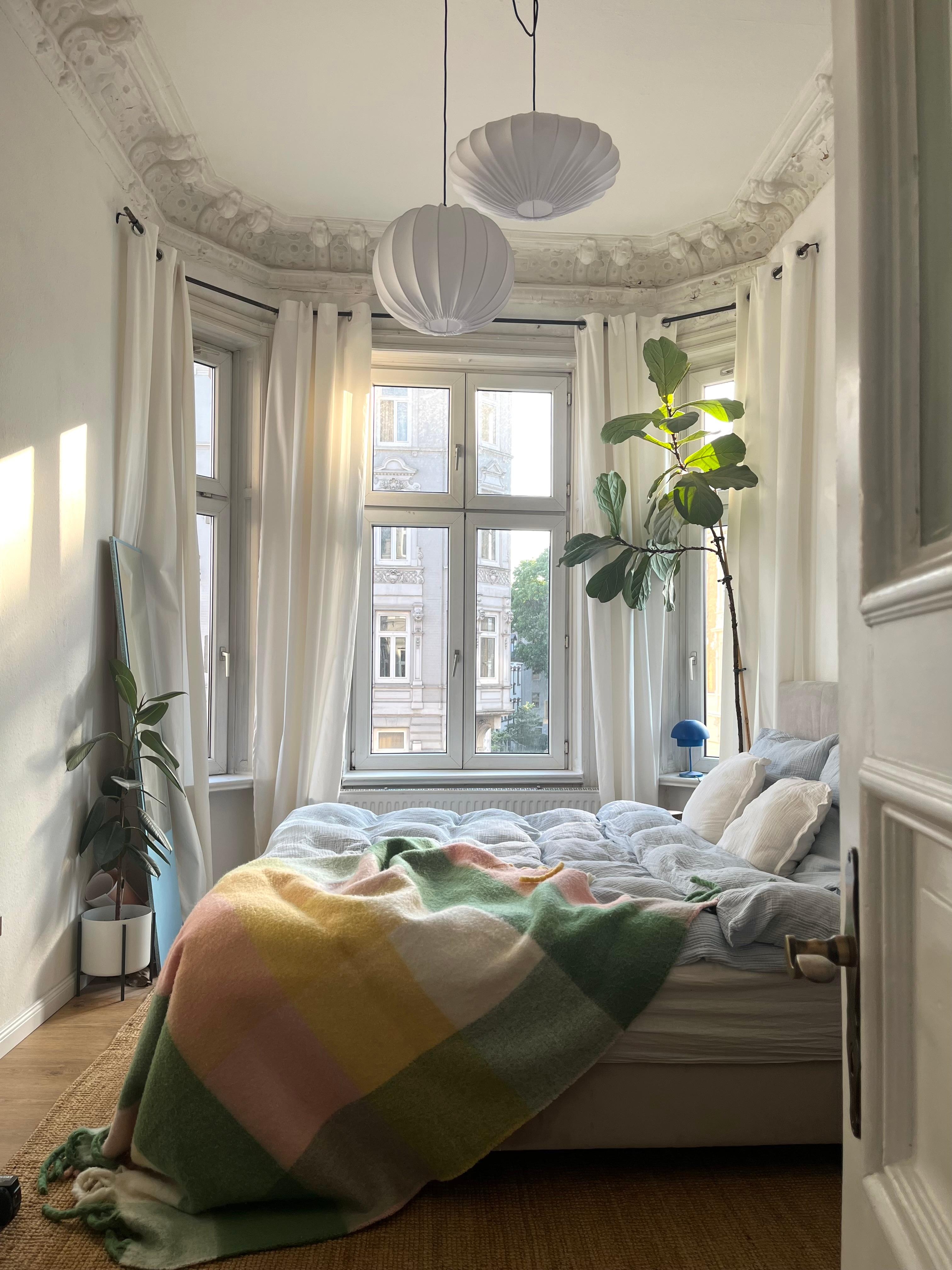 Der Sommer ist im Schlafzimmer angekommen☀️ Passend zum Sommer natürlich ordentlich Farbe!

#schlafzimmer #altbau