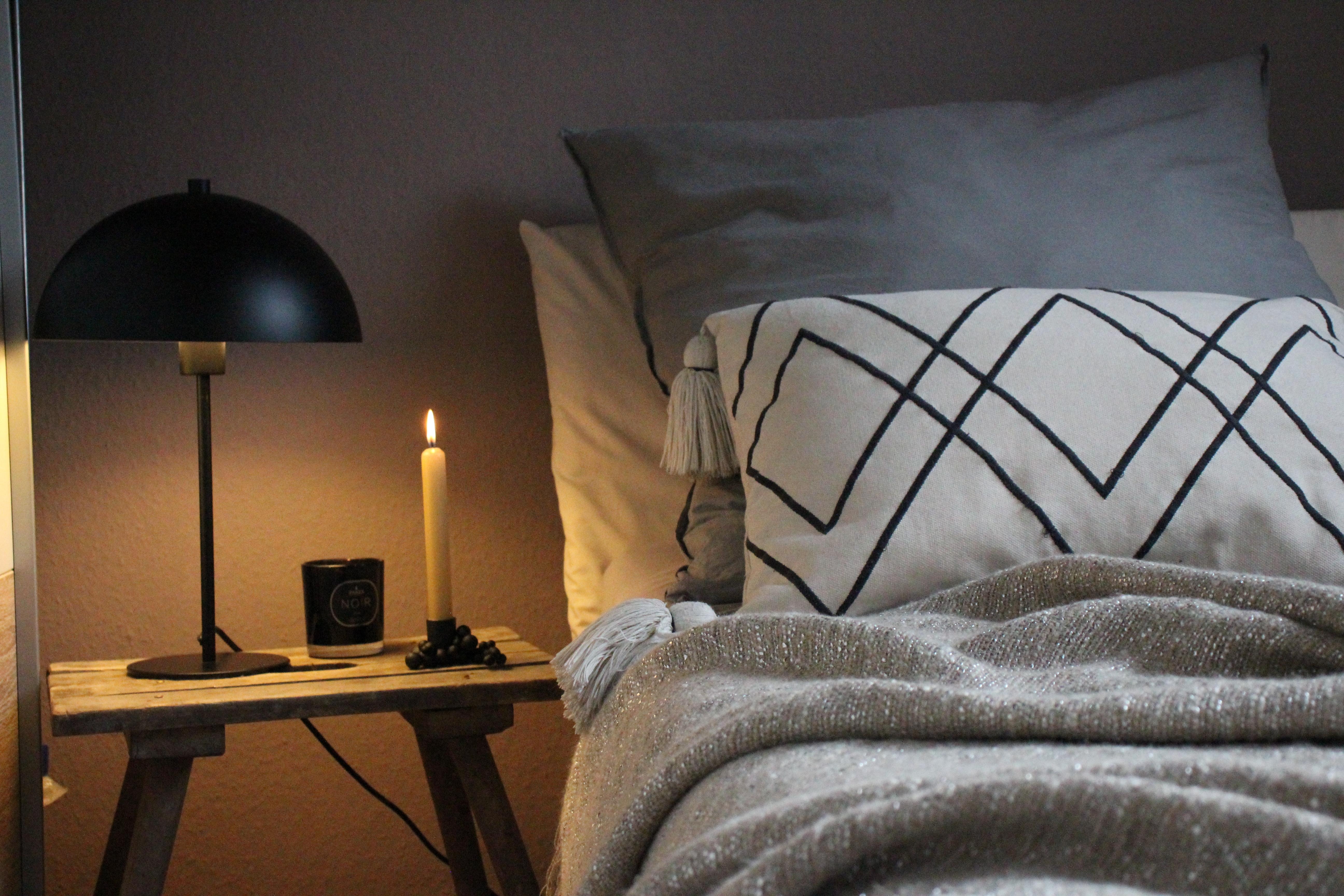 Der Sonntag wird hier ganz entspannt genossen #bedroom #schlafzimmer #diy #cozy #kerzenschein #kerzen