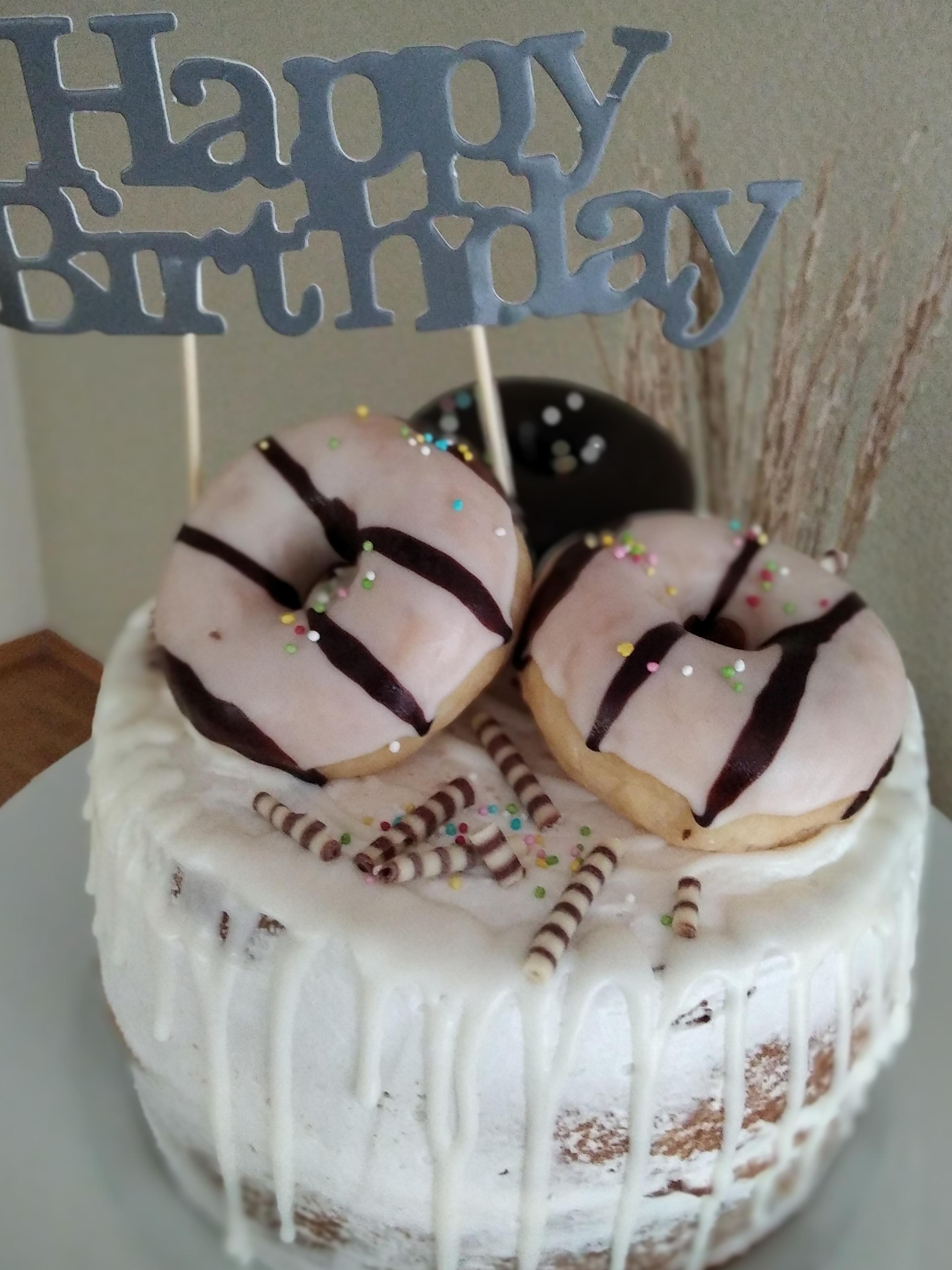 Der Teenager hat Geburtstag 🎉 und immer noch kann man mit Kuchen eine Freude machen #geburtstagskuchen #Kuchen #Dounats