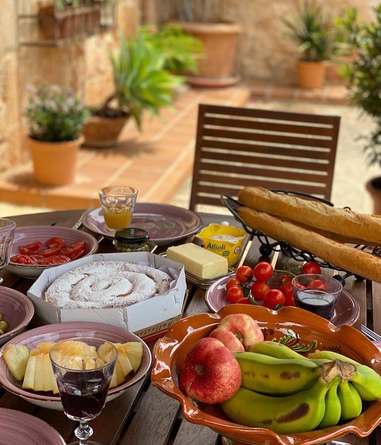 Der Tisch ist gedeckt: unsere erste Mahlzeit im Urlaub 🌴☀️🍉 🍷 #urlaub #essen #garten #terasse #lecker #draussen #mallorca