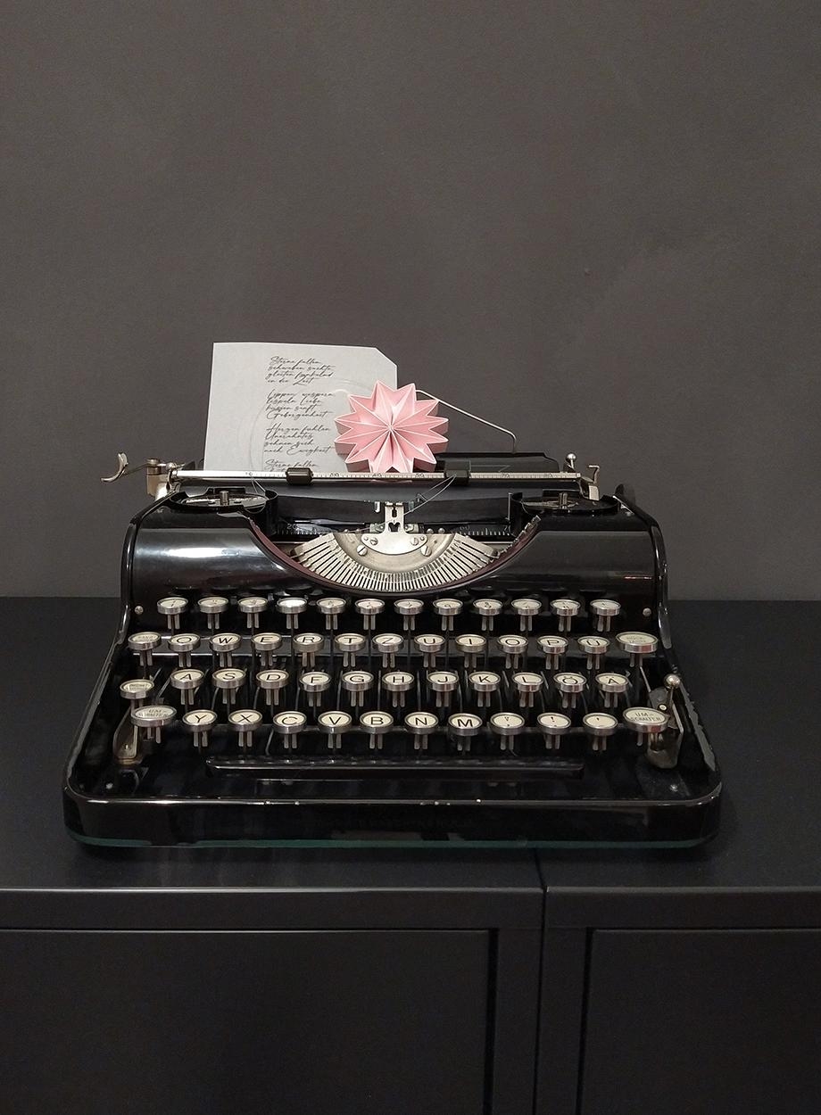 Der vorletzte #stern
#schreibmaschine #vintage #schwarz
