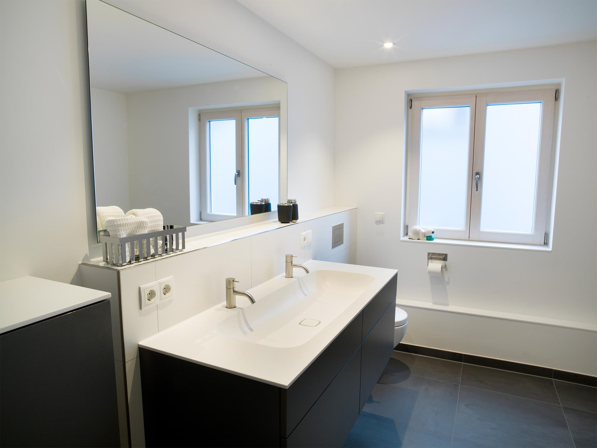 Der Waschtisch: Platz für Zwei #badezimmer #duschbad #ebenerdigedusche #doppelwaschtisch ©HEIMWOHL GmbH