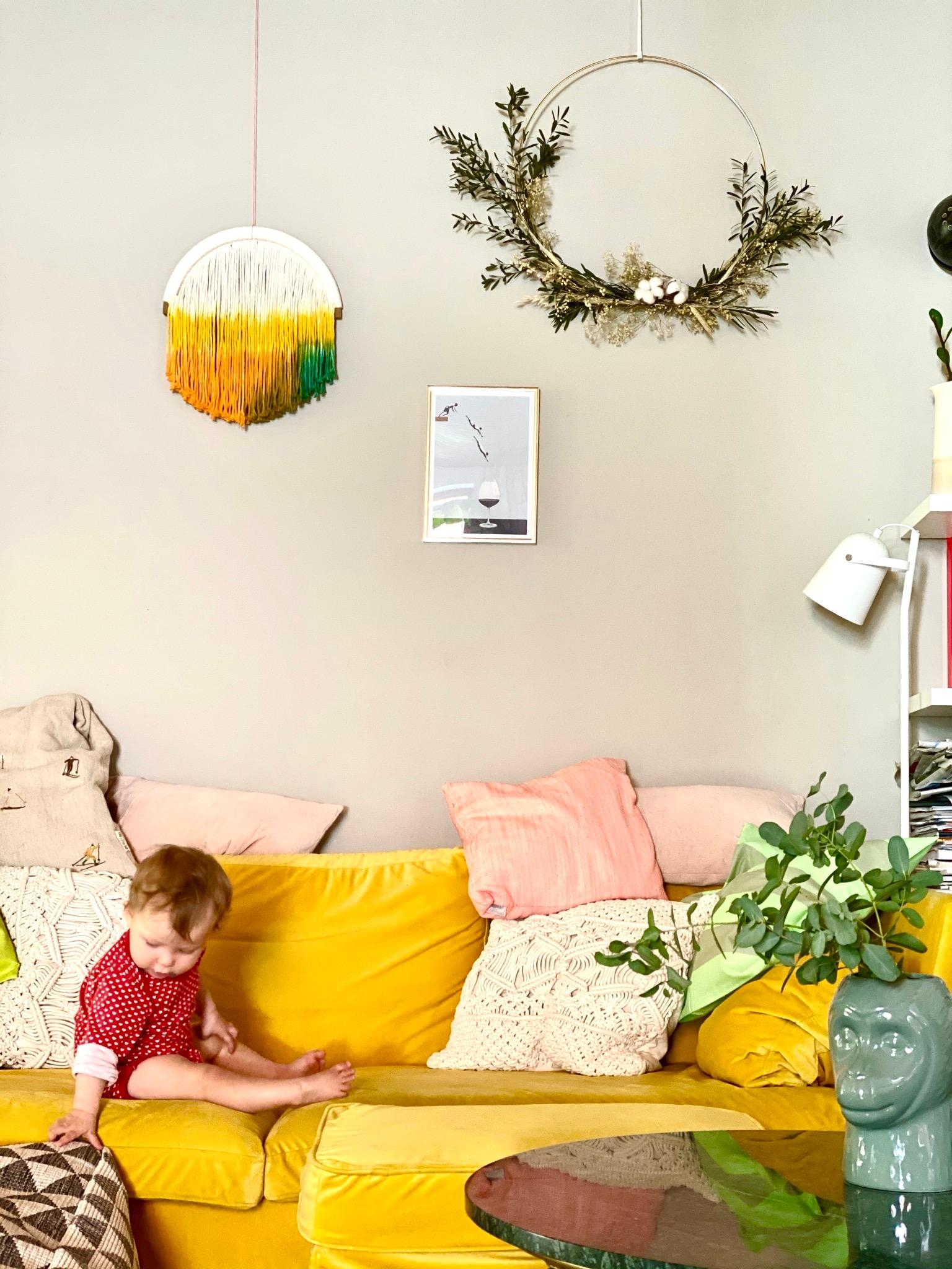Der weiche Samt und die Kombi aus Grau, Senfgelb und Grün lässt sogar unser Baby entspannen😍#wohnzimmer #livingchallenge