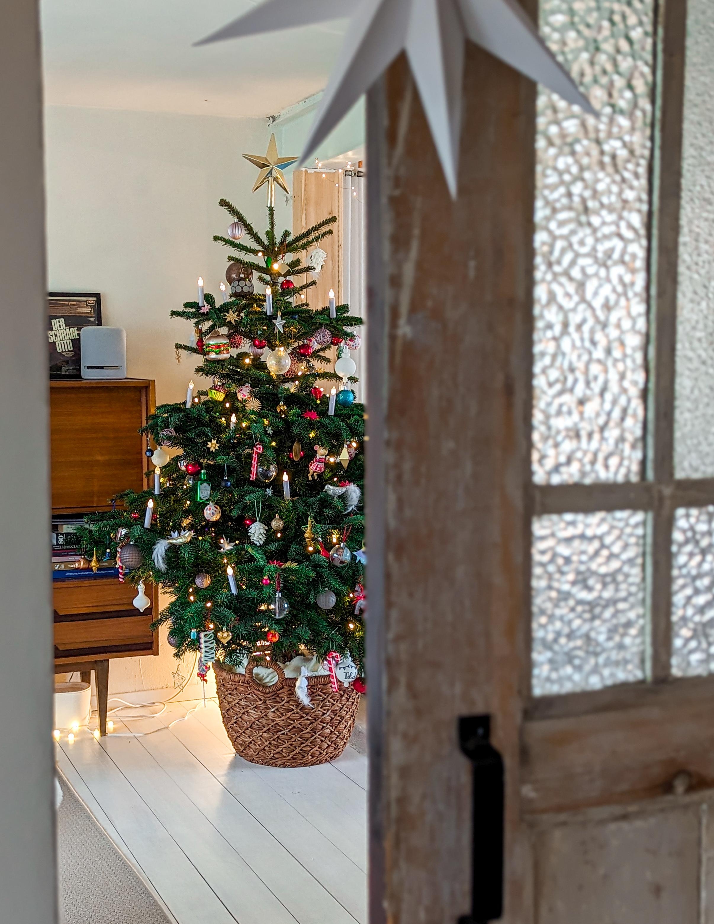 Der #Weihnachtsbaum ist geschmückt und wir sind bereit für das Christkind

#weihnachten #weihnachtszeit #weihnachtsdeko #xmasdecor #xmastime #altbau #vintage 