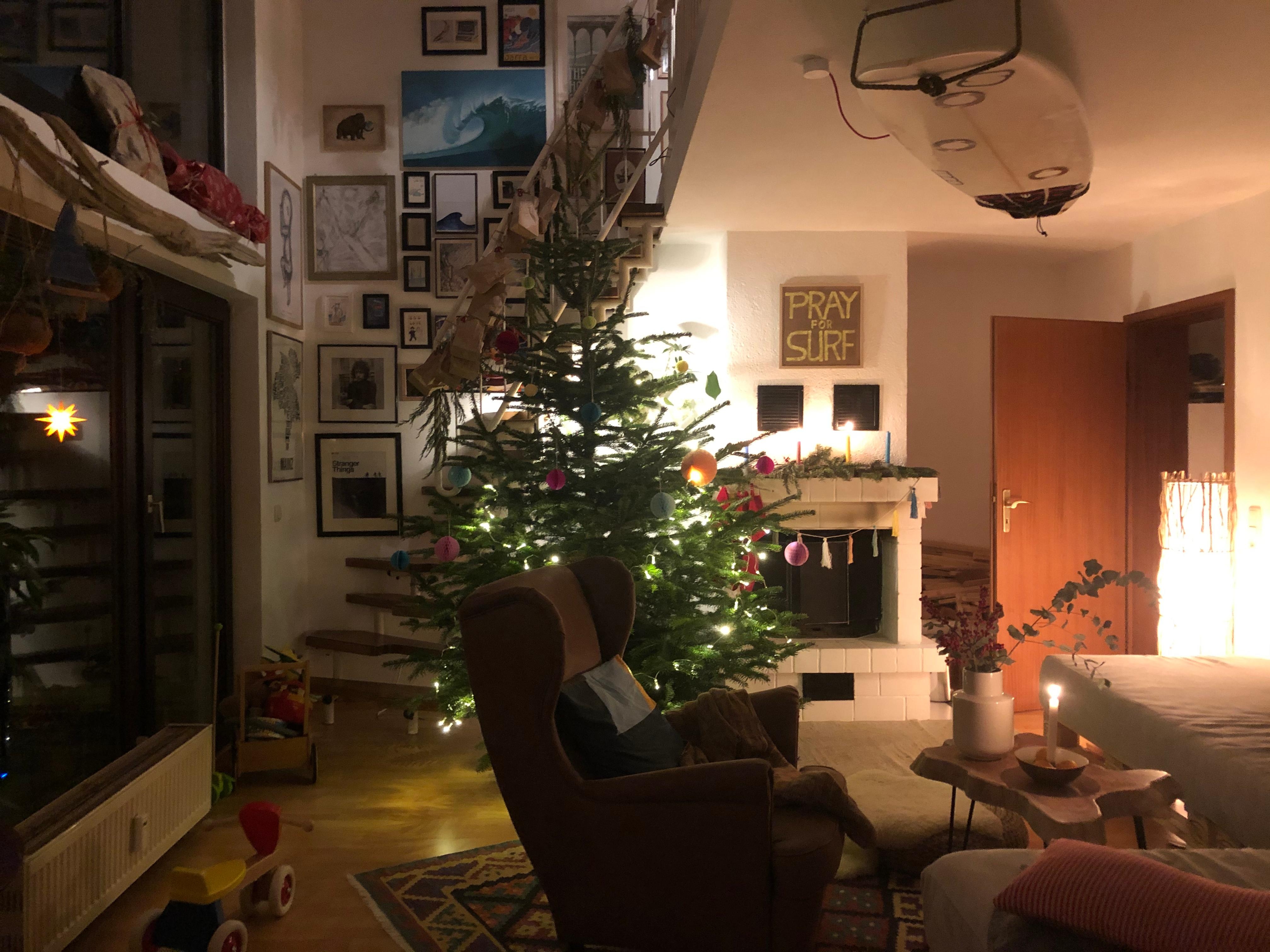 Der #weihnachtsbaum steht und das #wohnzimmer leuchtet. Habt einen schönen Abend!