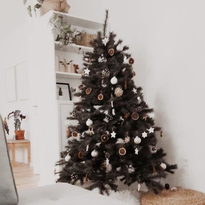 Der #weihnachtsbaum steht. 
#weihnachtsdeko #tannenbaum #merrychristmas #weihnachten #christbaumschmuck