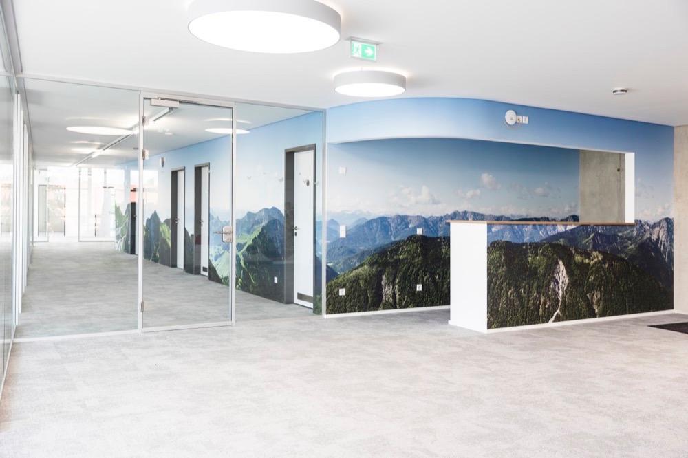 Der Wendelstein im Büroflur #wandgestaltung #fototapete #vliestapete ©Komar-One