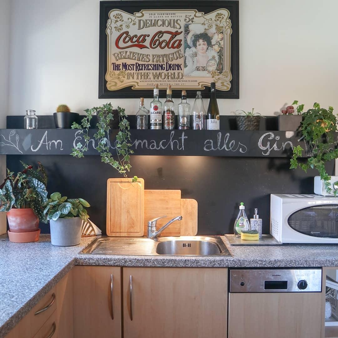 Der wunderschöne alte Colaspiegel vom Flohmarkt, Tafelfarbe und Pflanzen 🙃 #livingchallenge #kücheneinrichtung
