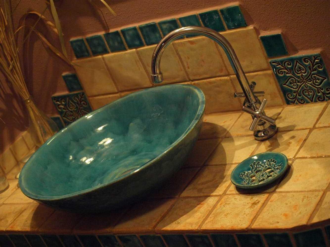 Design Aufsatzwaschbecken - Alt Waschbecken Badezimmer #waschbecken #türkisfarbeneswaschbecken ©Dorota Wysocka