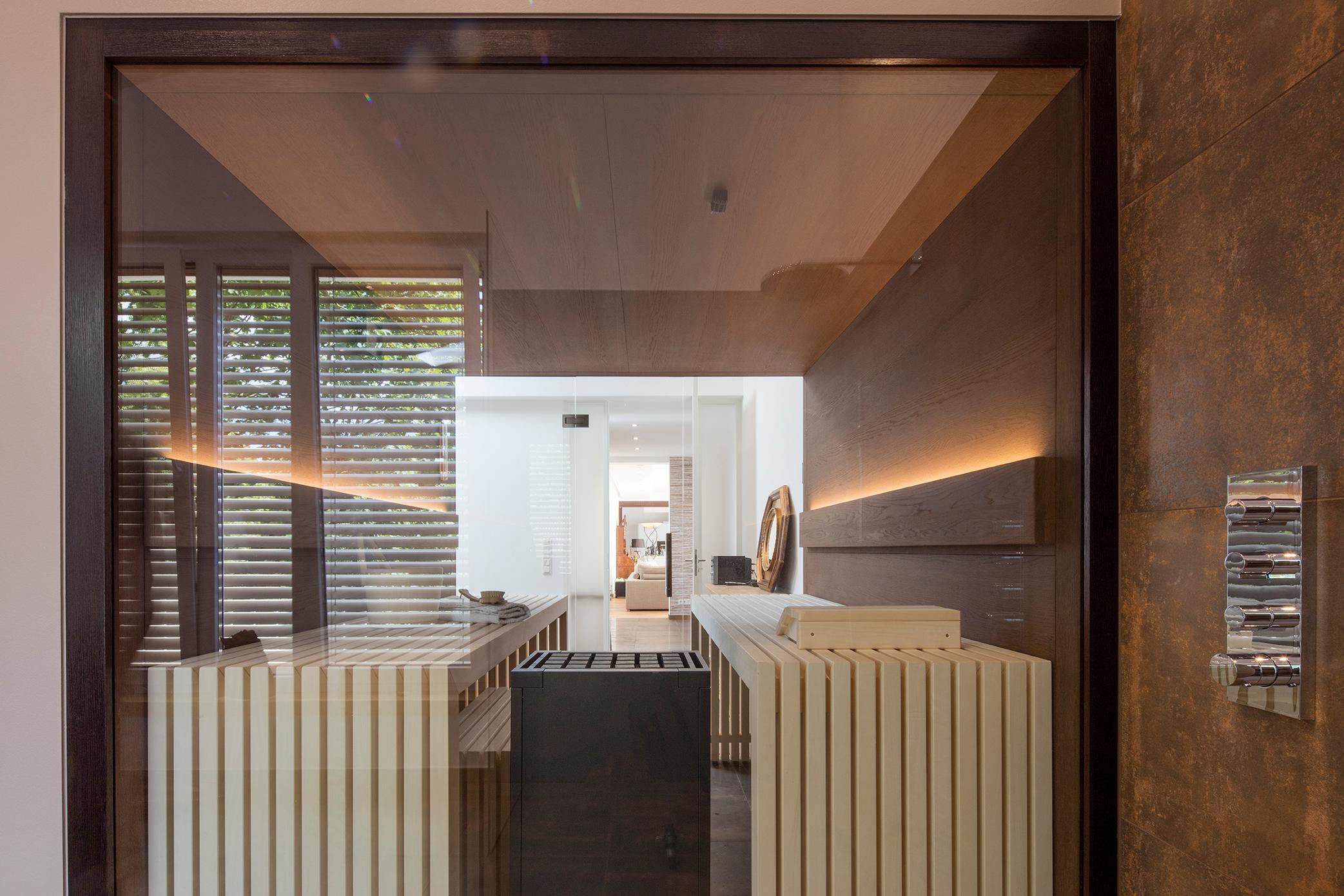 Design-Sauna mit frei stehenden Liegen im wohnlich-modernen Bad #badsauna ©Tom Bendix für corso sauna manufaktur
