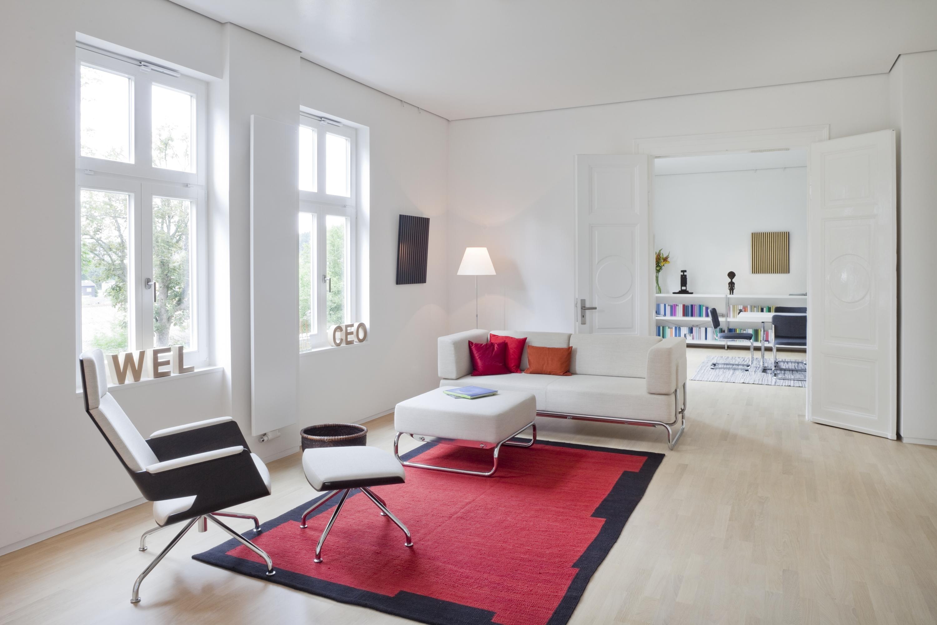 Designer-Couch- und Sessel im modernen Wohnzimmer #sofa ©Thonet