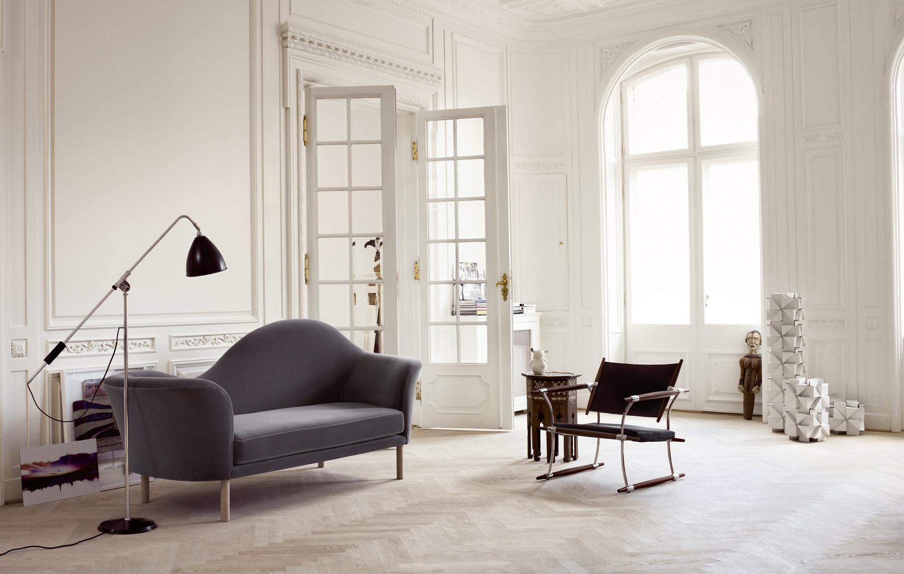 Designer-Couch und Ledersessel im modernen Wohnzimmer #puristisch #minimalistisch ©Gubi