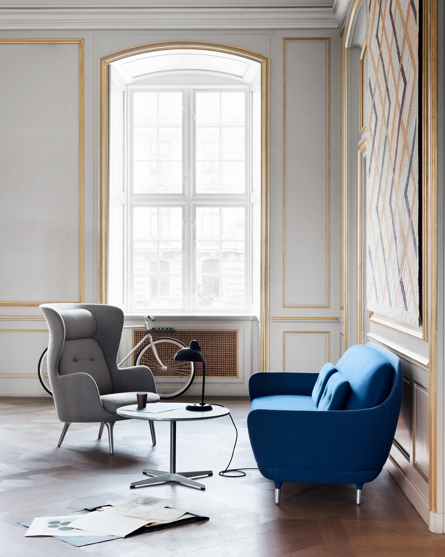 Designer-Couch und Ohrensessel im klassischen Wohnzimmer #designermöbel #ohrensessel ©Fritz Hansen