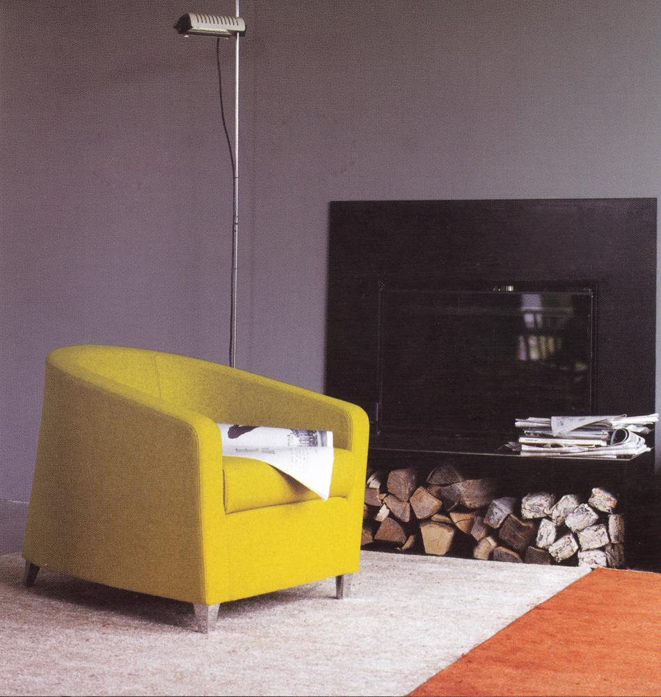 Designer Sessel vor modernem Ofen #teppich #wohnzimmer #sessel #gelbersessel ©milanari